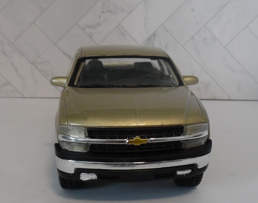 Diecast 1998 Bronze Chevy Silverado 1/24 Maisto Pre-Owned