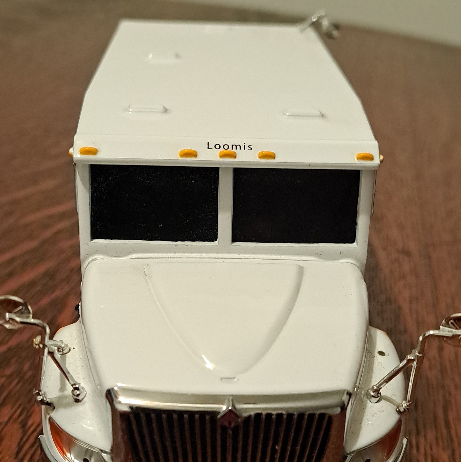 Loomis International Armored Truck 2009 Diecast 1:43 White Silver Black