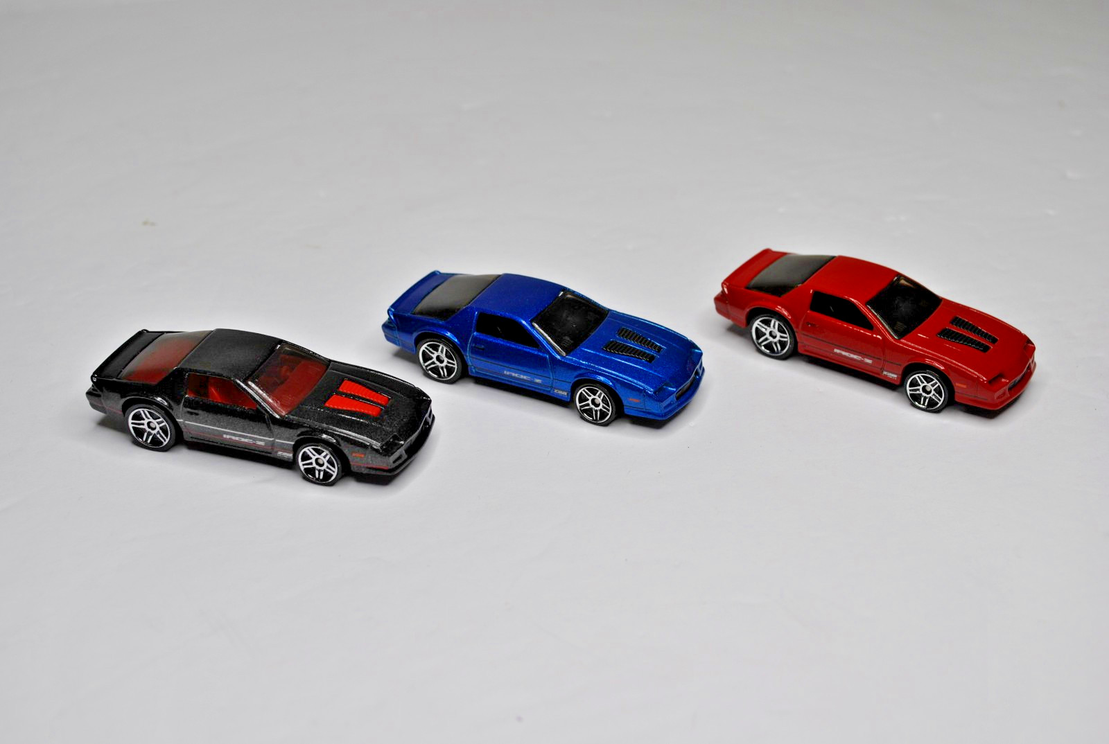 Hot Wheels Camaro IROC Z lot of 3 Red Black and blue multipack exclusive Loose