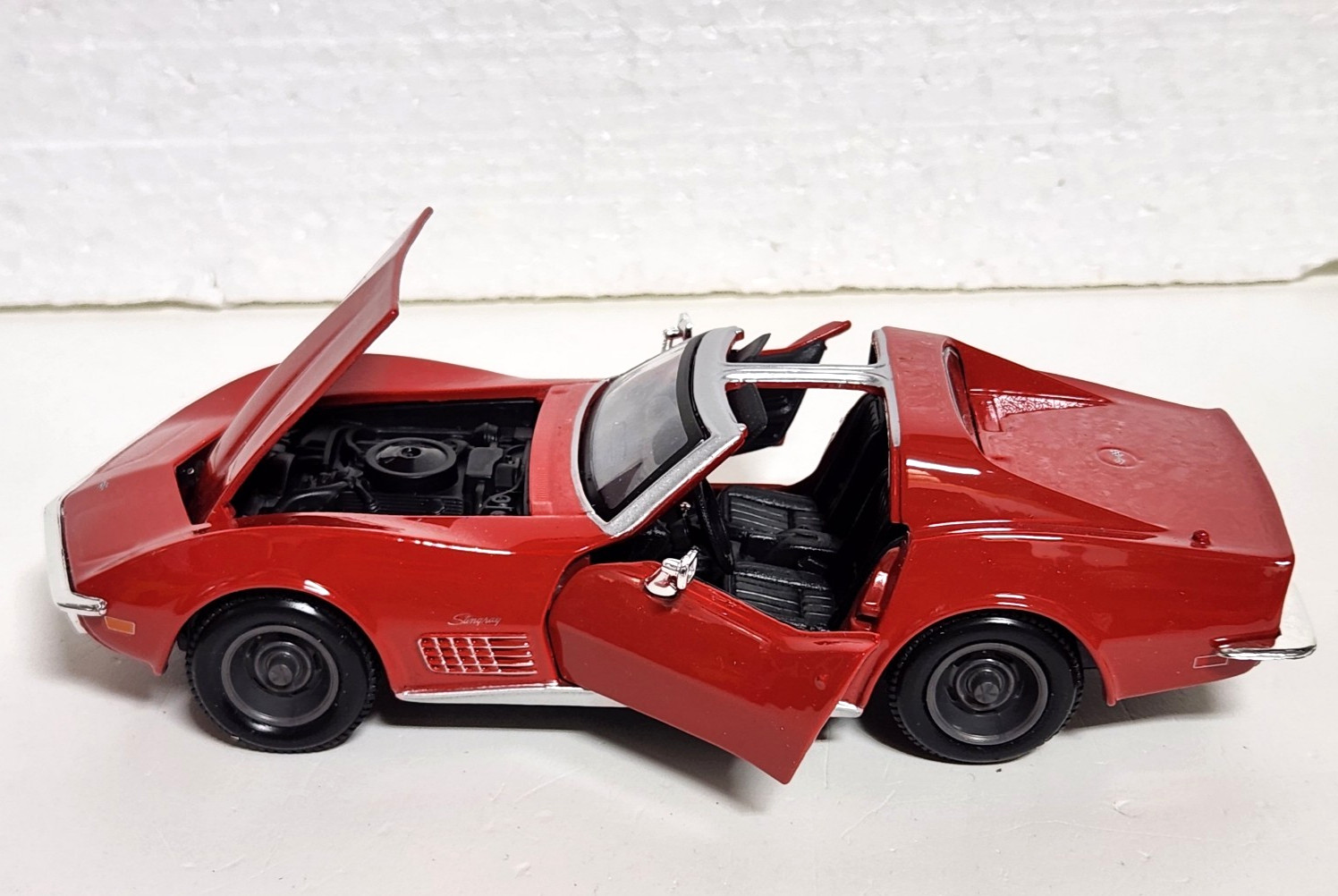 Diecast 1970 Red Chevy Corvette Stingray T-Top 1:24 Scale – Maisto