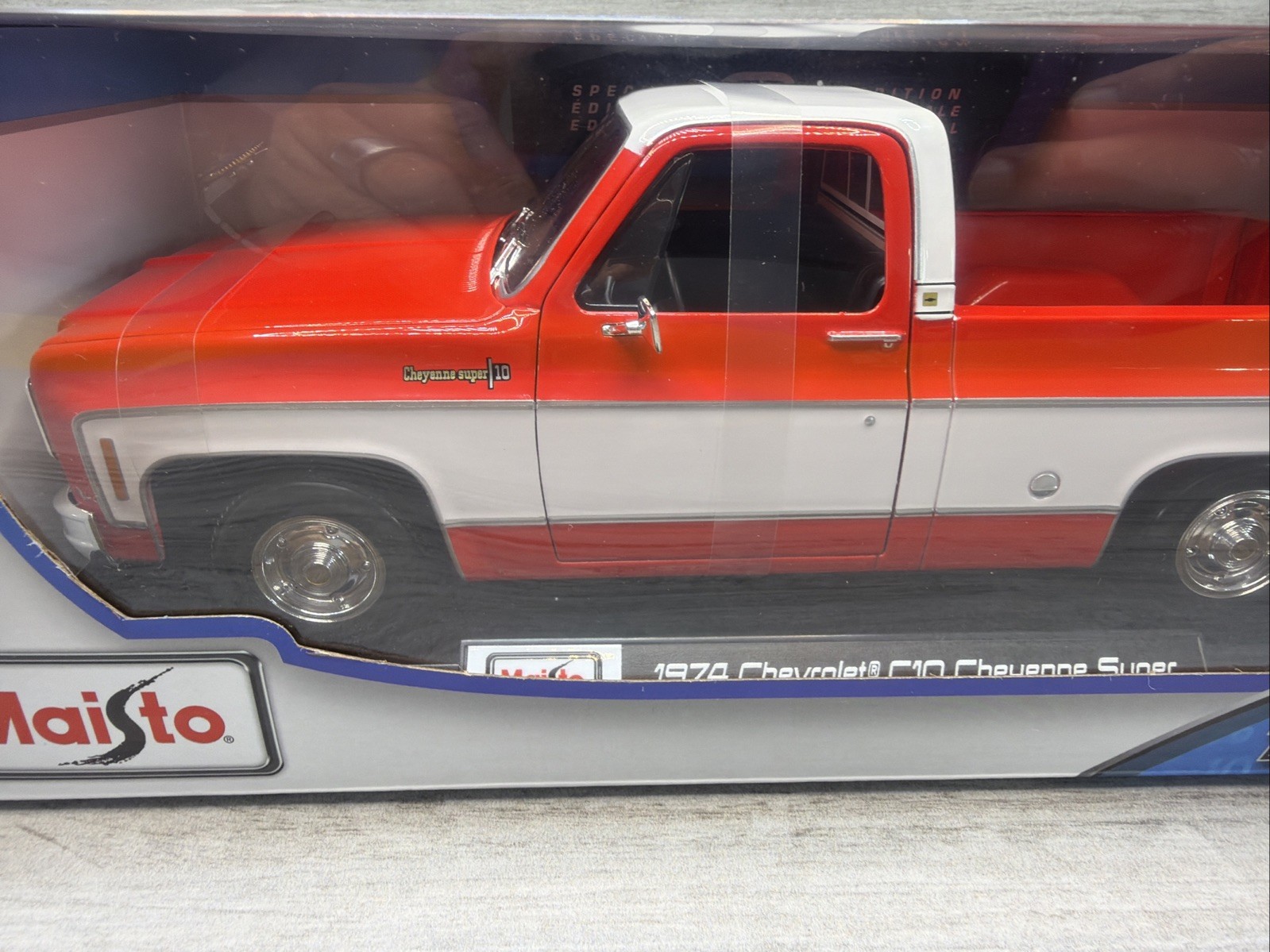 1/18 Maisto 1974 Chevy C10 Cheyenne Super Square Body Pickup Truck Red & White