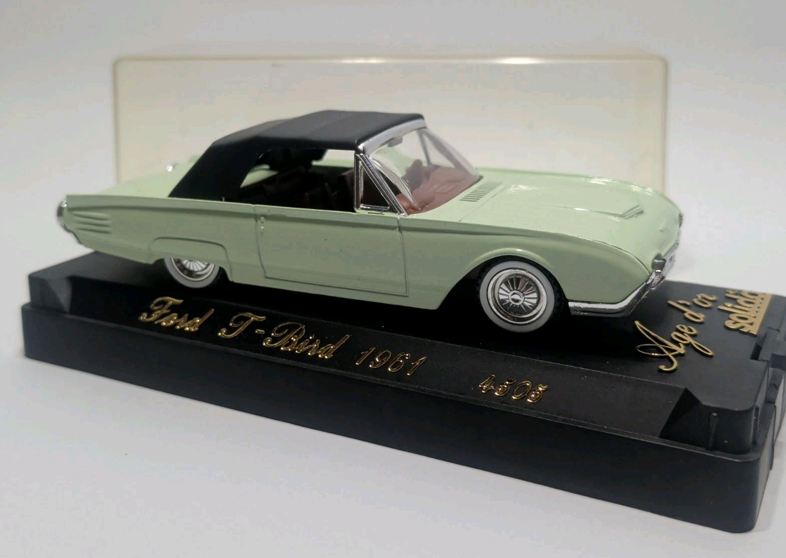 ✨VINTAGE✨ Solido Age d’or #4505 1961 Ford T-Bird in Display Case 1/43 Scale