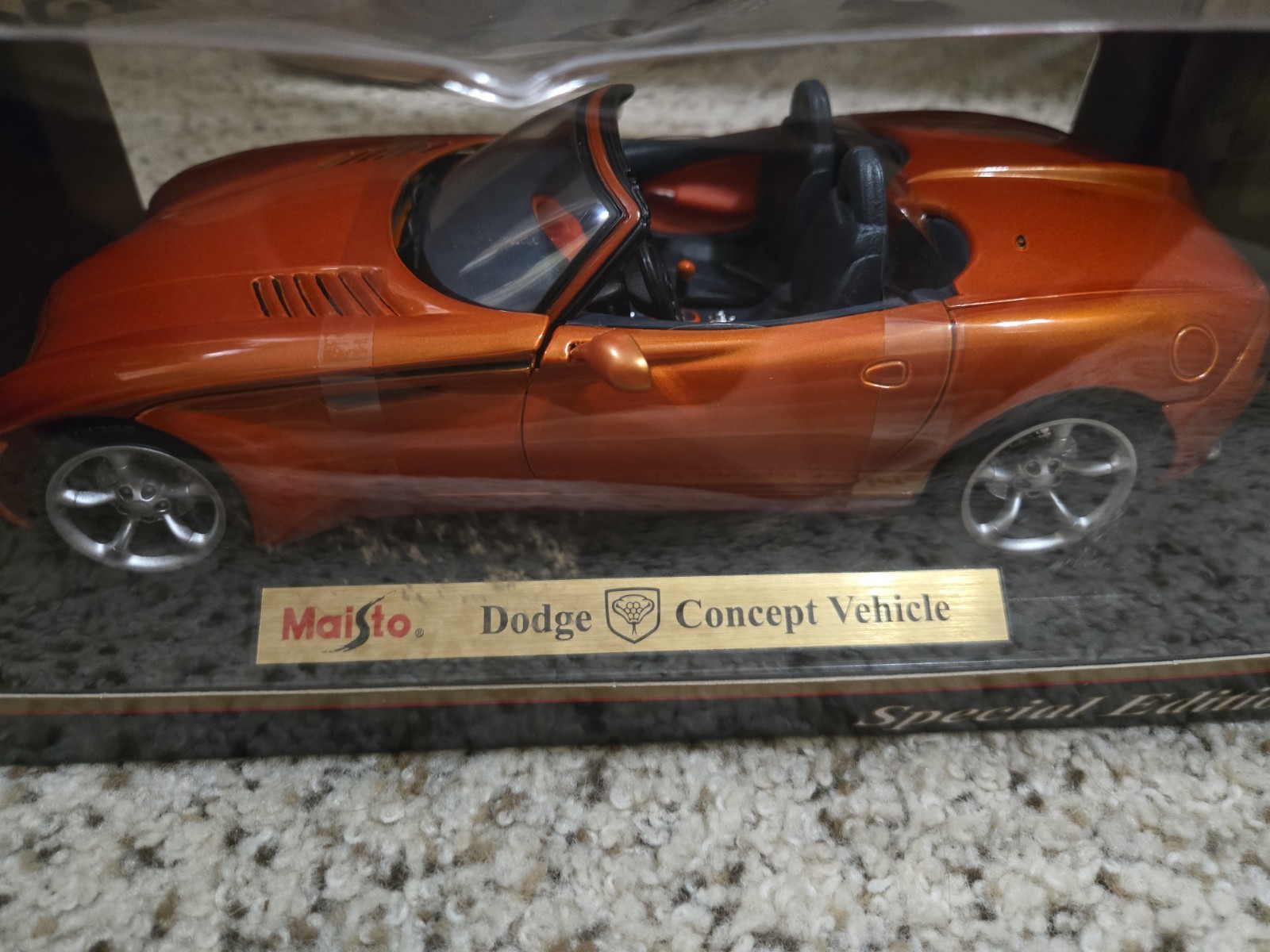 Vint. Maisto Special Edition 1:18 Diecast – Dodge Concept Vehicle Copper Orange