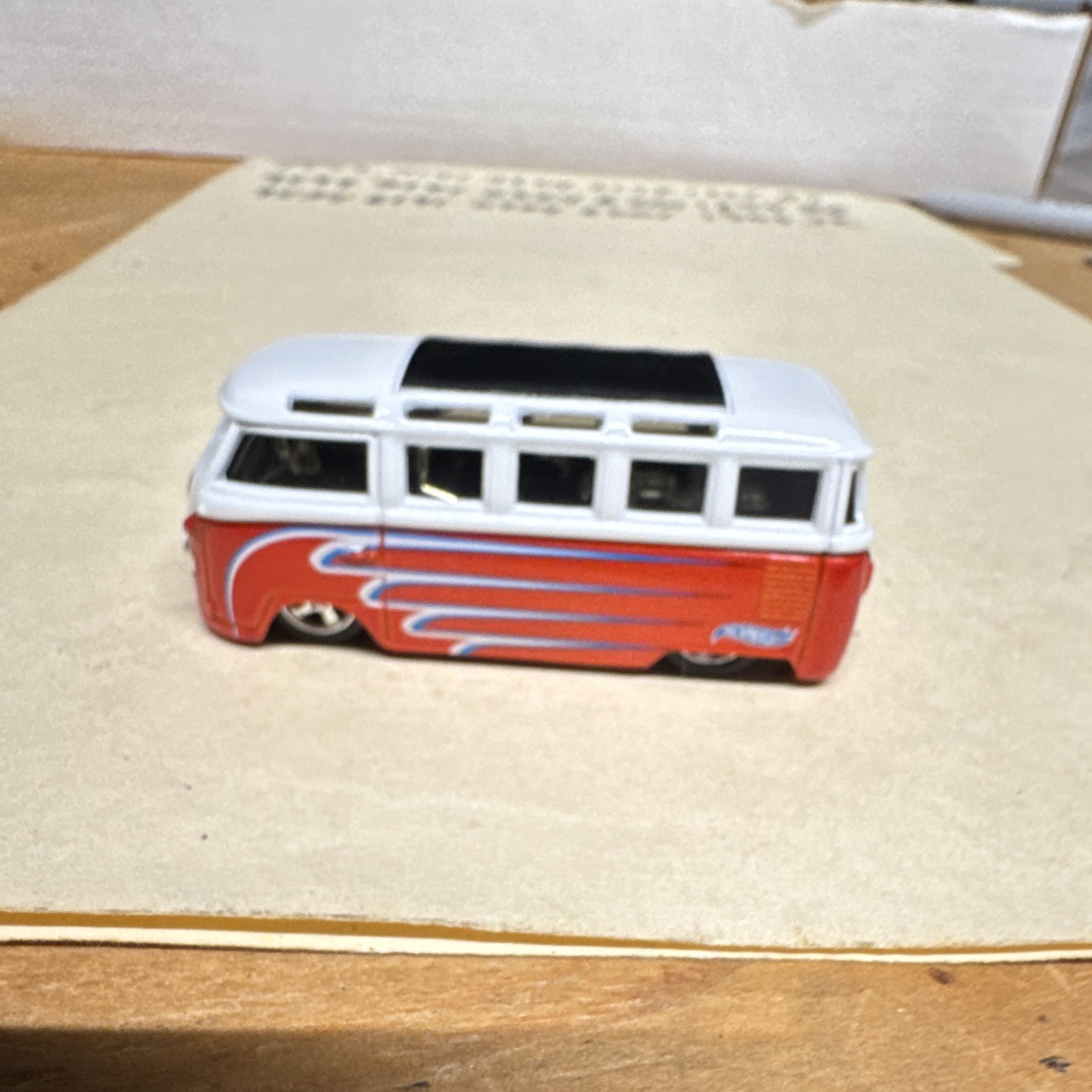 Mattel Hot Wheels Volkswagen VW Microbus Van 1:64 Red/White Diecast 2001