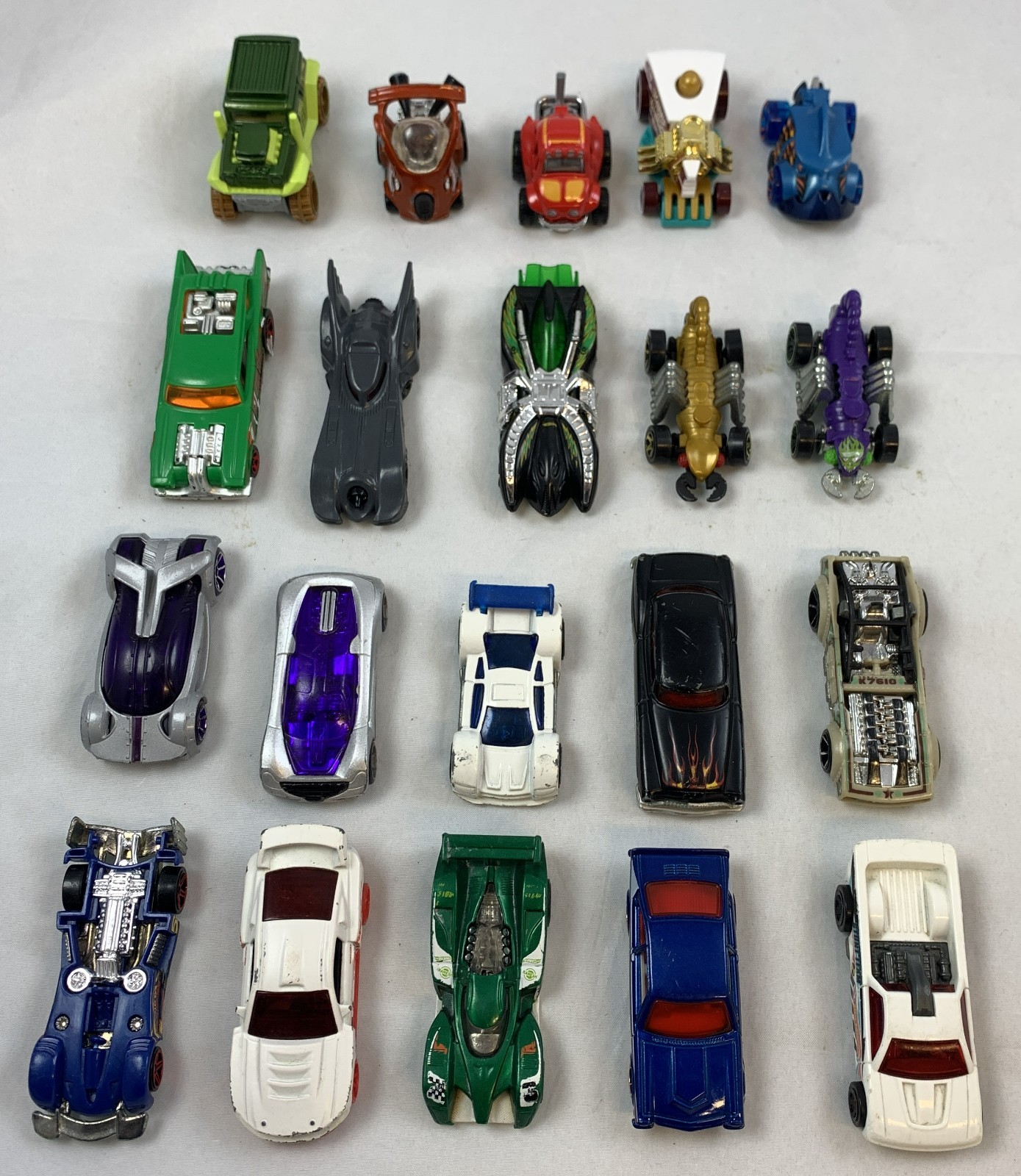 Mattel Hot Wheels Bundle 20 Cars Collection Batmobile AcceleRacers Piledriver
