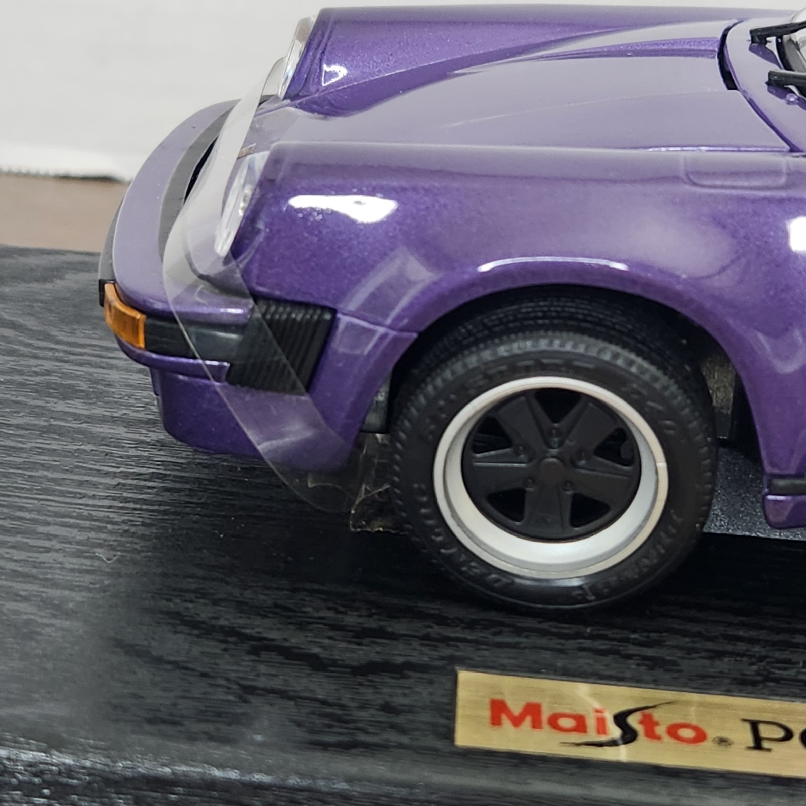 Maisto 1989 Purple Porsche 911 Speedster 1:18 Die Cast With Stand New Open Box