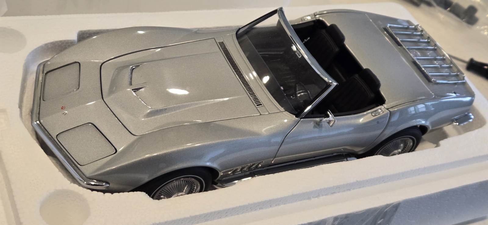 **READ** RARE 1/18 Autoart 1969 Chevrolet Corvette Cortez Silver Diecast