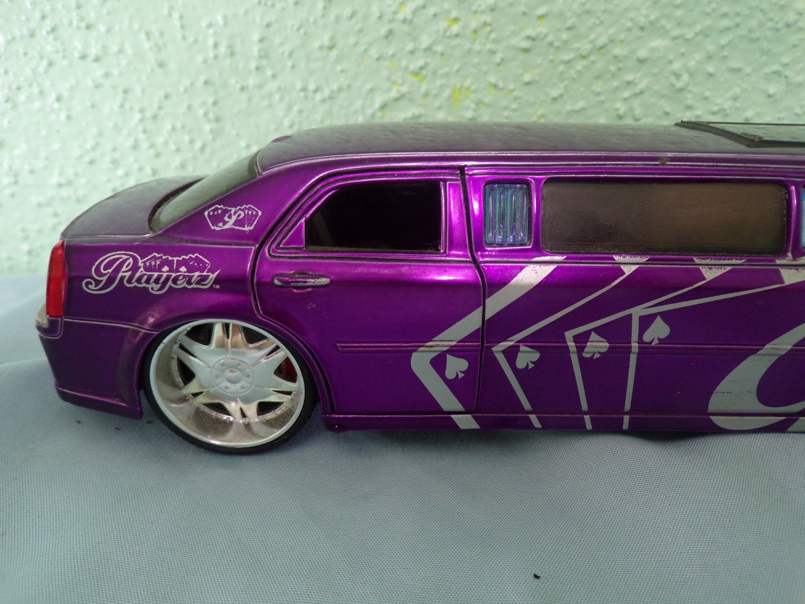 1/24 Maisto Playerz 2005 Chrysler 300C Hemi Limousine purple Silvers as is