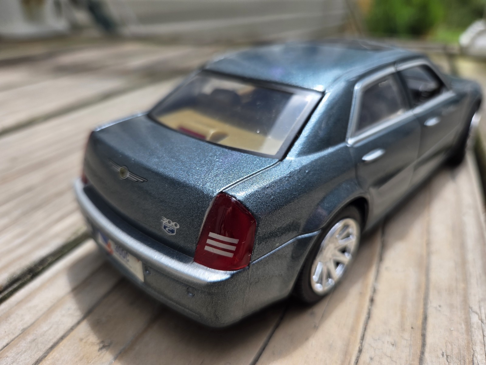 2005 Chrysler 300C Hemi Motor Max Car 1:24 Diecast! Nice Soft Paint! Few Marks