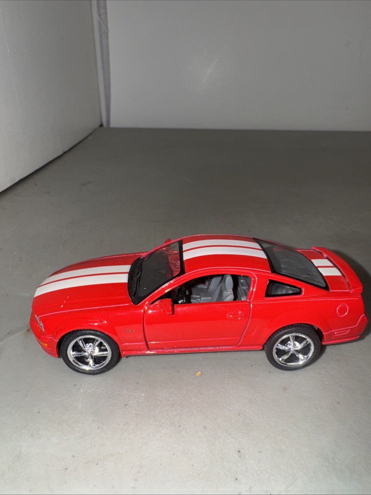 2006 Kinsmart Kintoy 1:32 Die Cast Ford Mustang Pull Back Action Toy Car Red