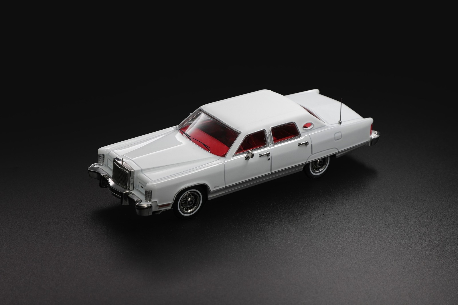 1979 Lincoln Continental Town Car White in 1:64 scale by Sun Star