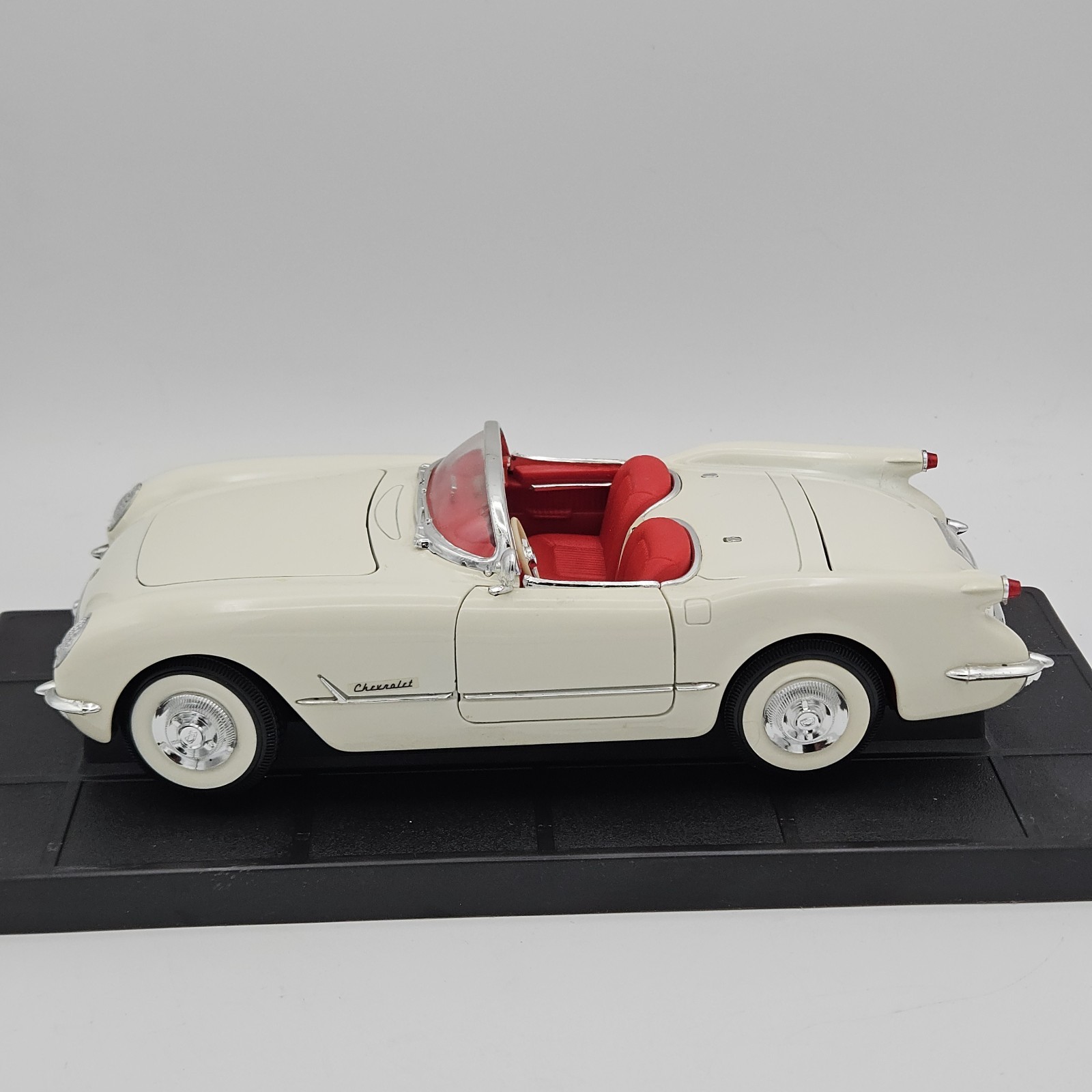 Mira Golden Line 1:18 1953 Chevrolet Corvette Cream Diecast with Box #6153