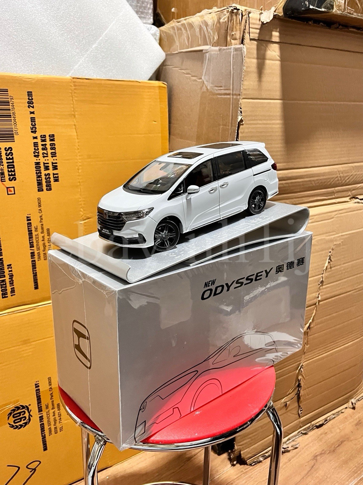 1:18 Scale Honda Odyssey Absolute Black Edition White Diecast Model With Base