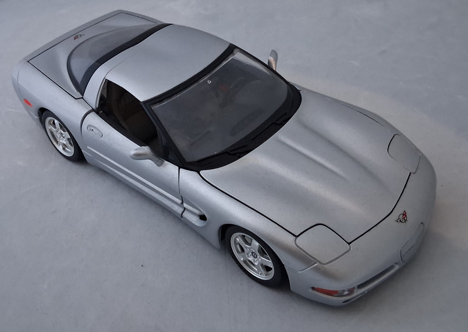 1999 Chevrolet Corvette C5 1:18 Diecast (Silver) : Burago