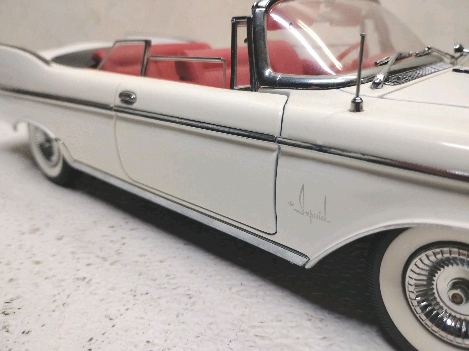 Yat Ming Road Signature 1961 Imperial Crown Convertible White 1:18 Removable Top