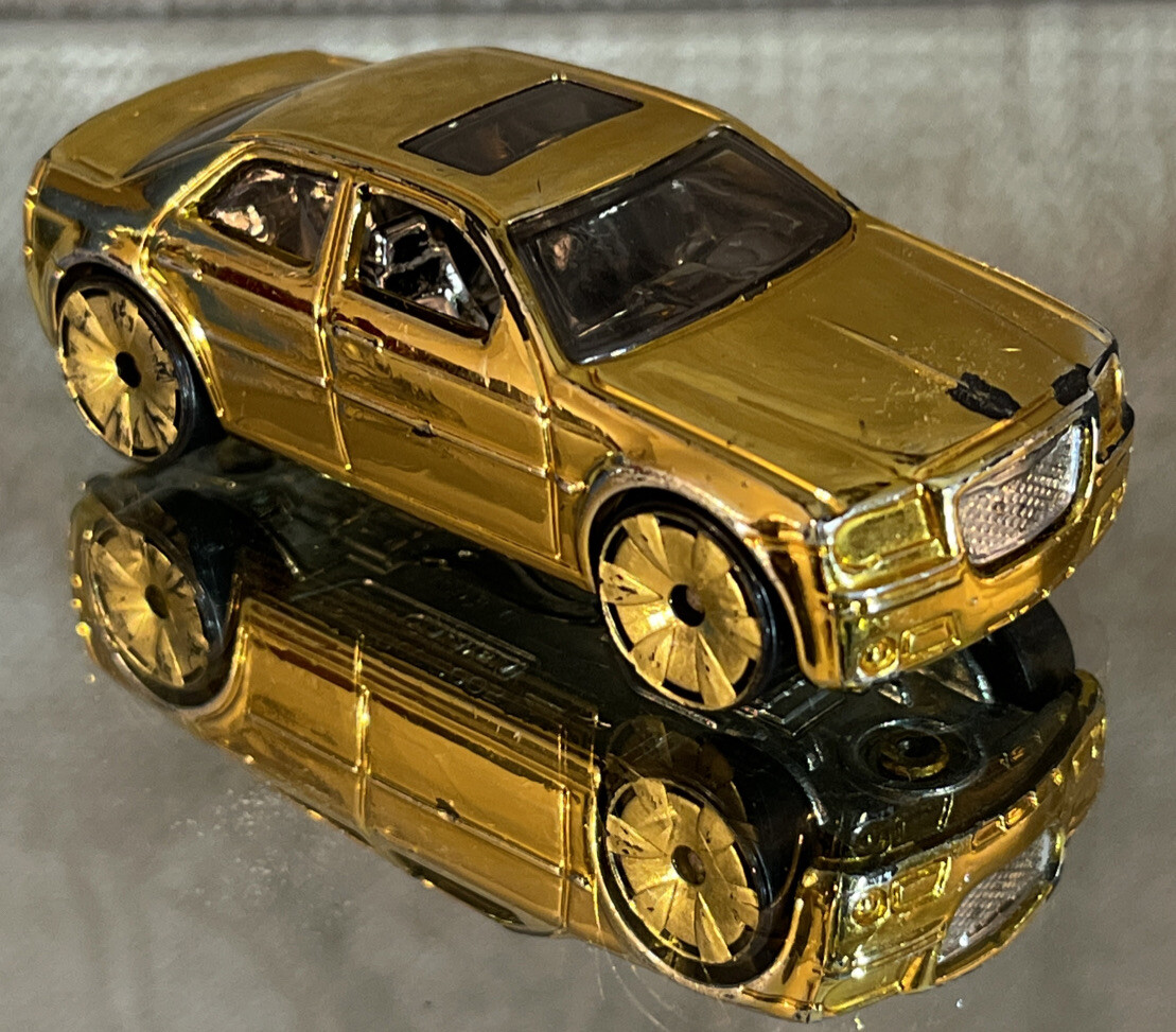 Hot Wheels 2005 DCC Gold Chrysler 300C Hemi Made in Malaysia VGUC