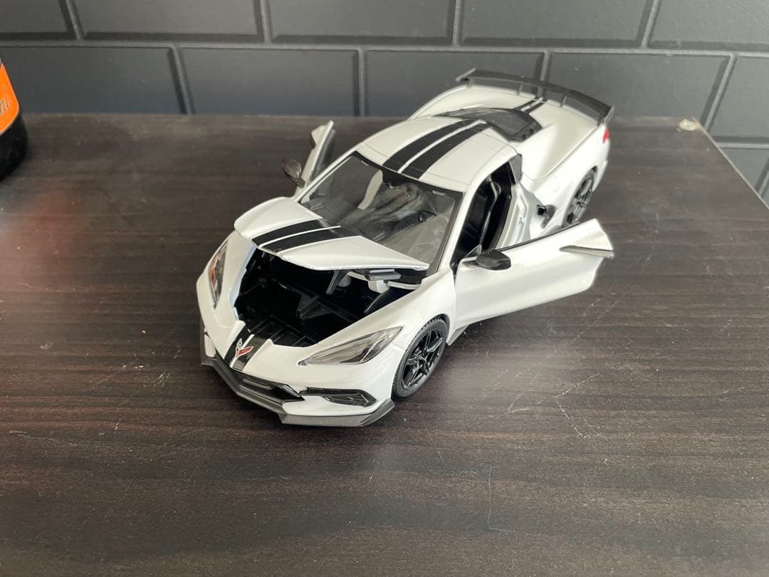 Corvette C8 1/24 Scale Model in Display Case, Collectible, Used
