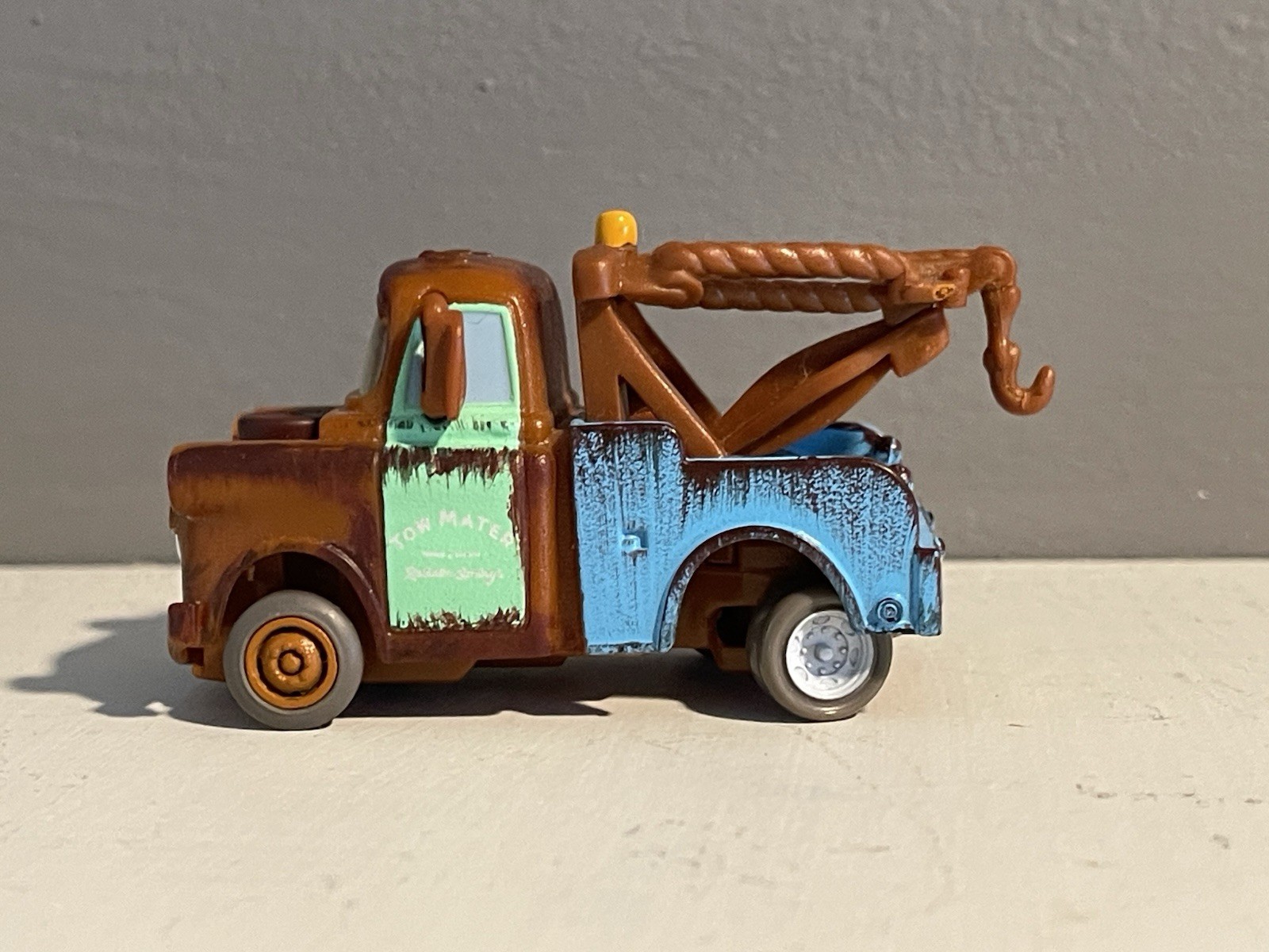 MATER BACKWARDS DRIVING Disney Pixar CARS Pullbax Pullback Toy 2005 – OOB EUC!