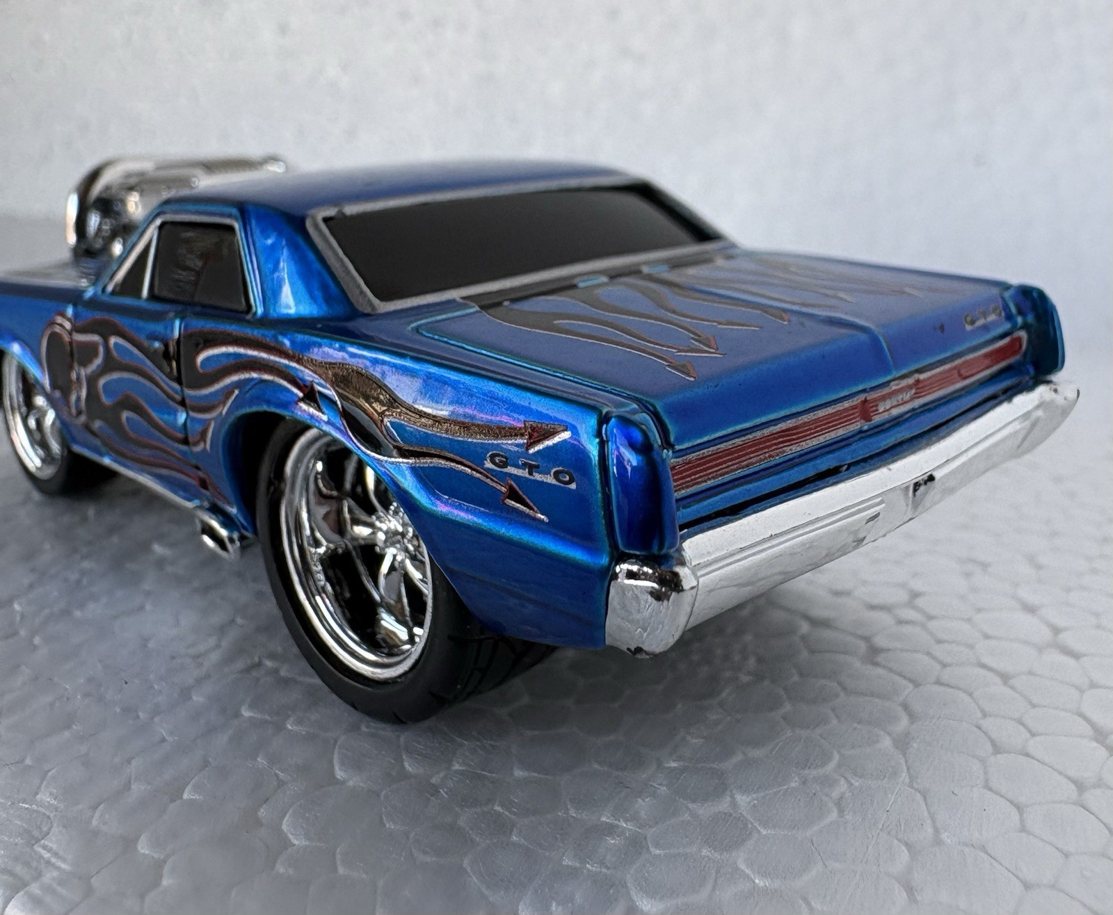 Muscle Machines 1965 Pontiac GTO Blue w/ Flames Chrome Blower 1/64 Diecast Car