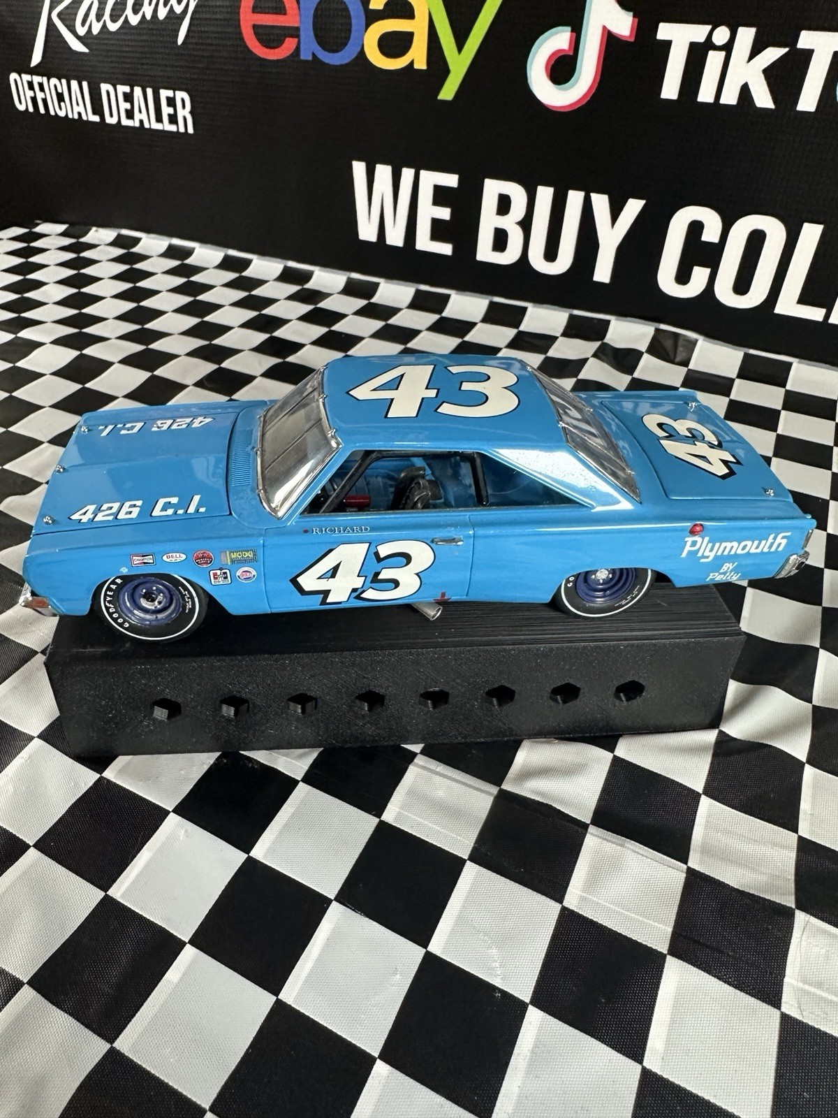 #43 Richard Petty 1967 Plymouth Belvedere 1.24