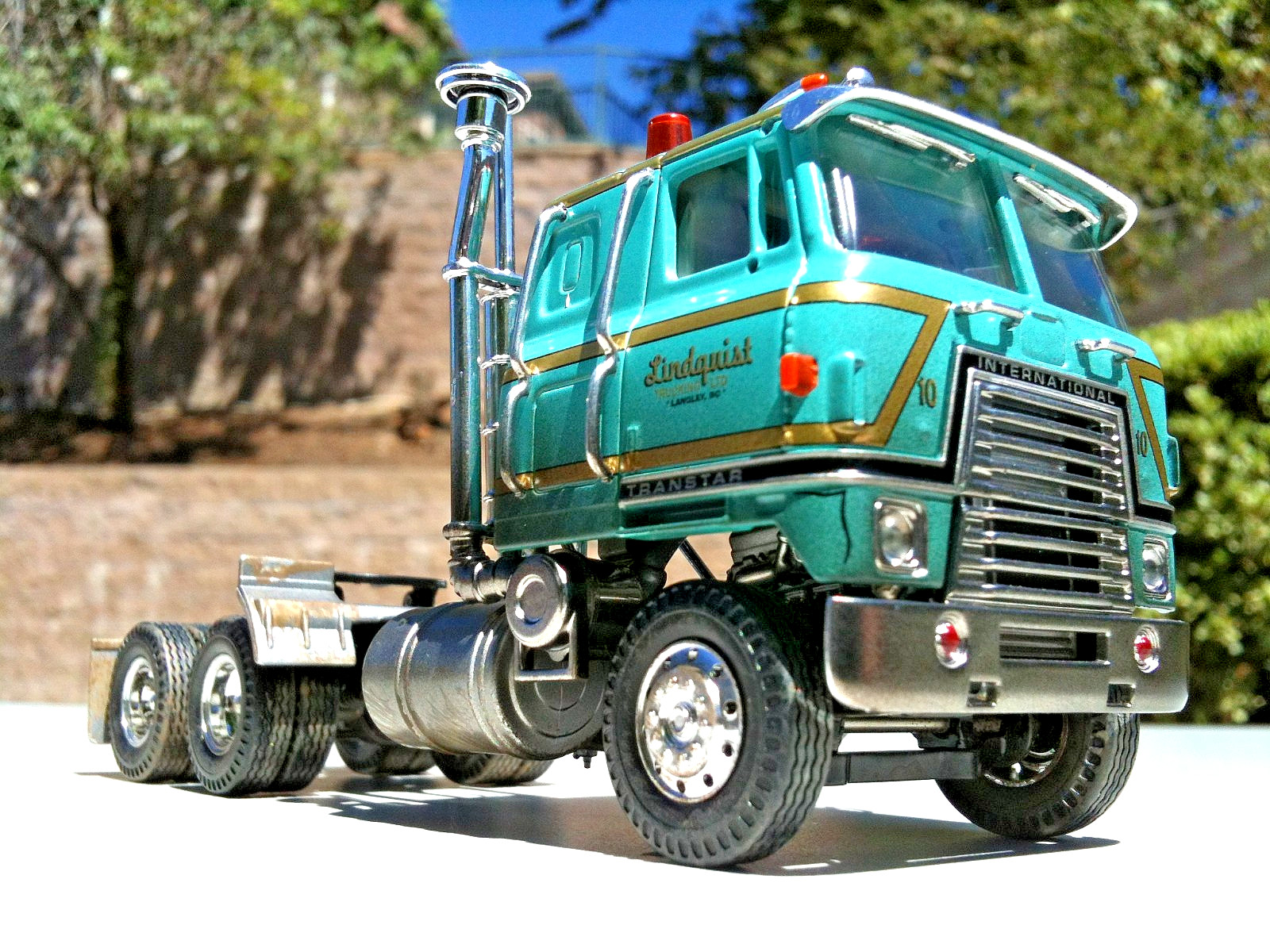 Corgi Heavy Haulers International Transtar with Crushed Car Load 1:50 Scale
