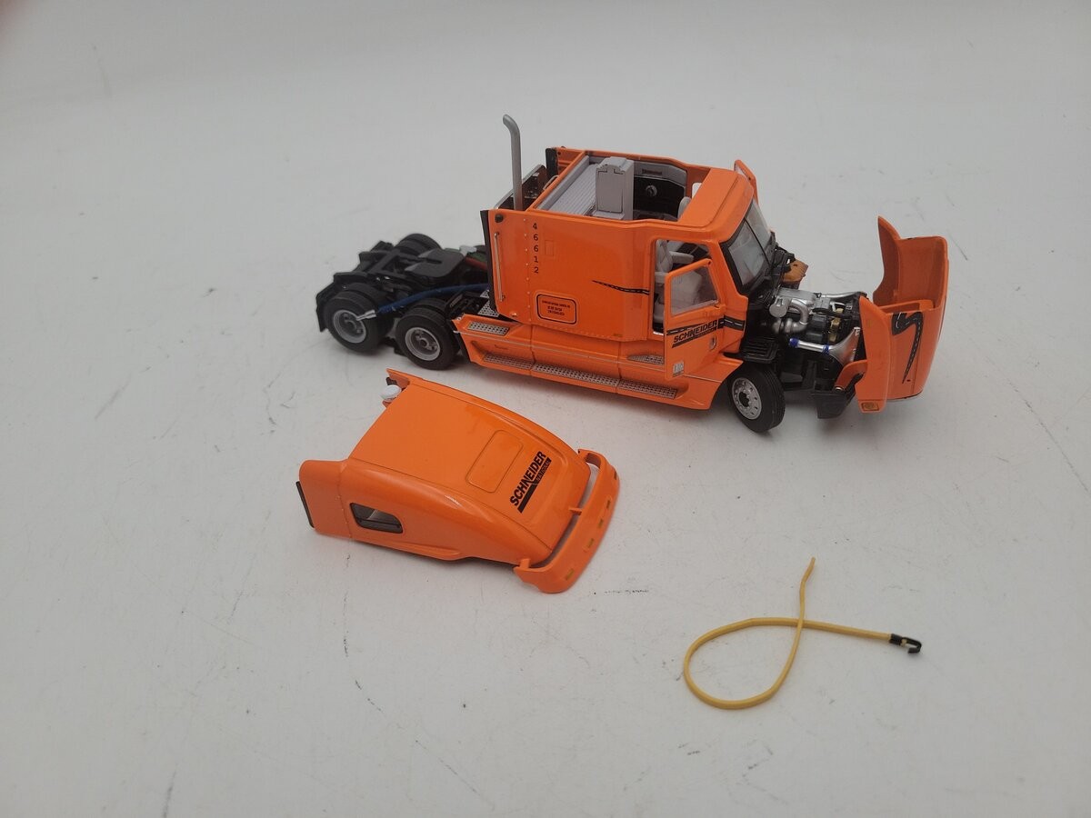 DHS 1:50 Scale Diecast Freightliner Century w/East Flatbed Trailer Schneider/Box