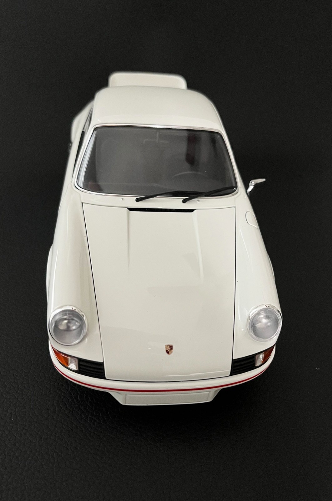 AUTOART PORSCHE 911 CARRERA 2.7 RS WHITE/RED W/ 1/18 F. PORSCHE FIGURINE