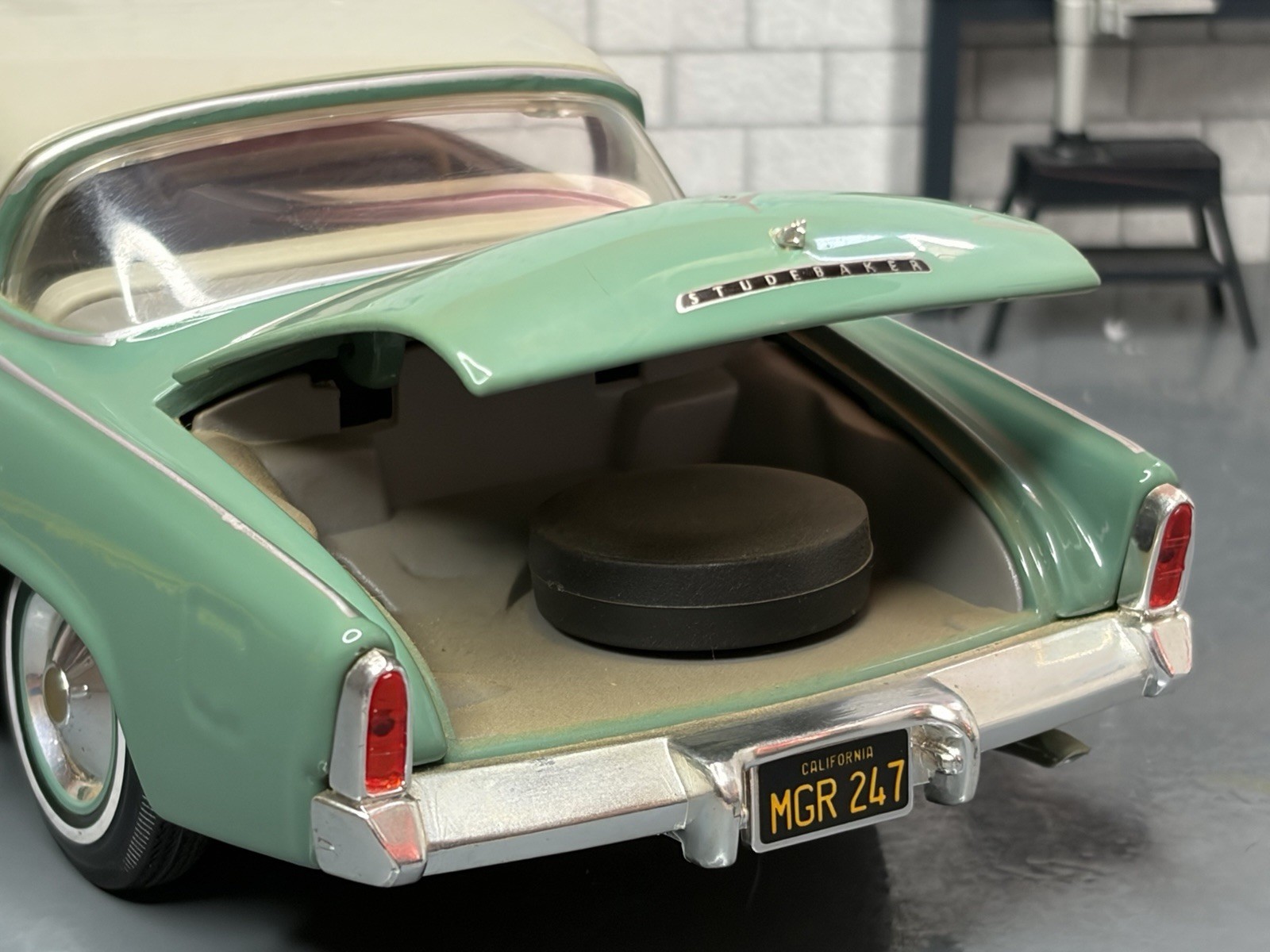 1:18 *RARE* MAISTO 1953 STUDEBAKER STARLINER (Green) LHD MODEL CAR!