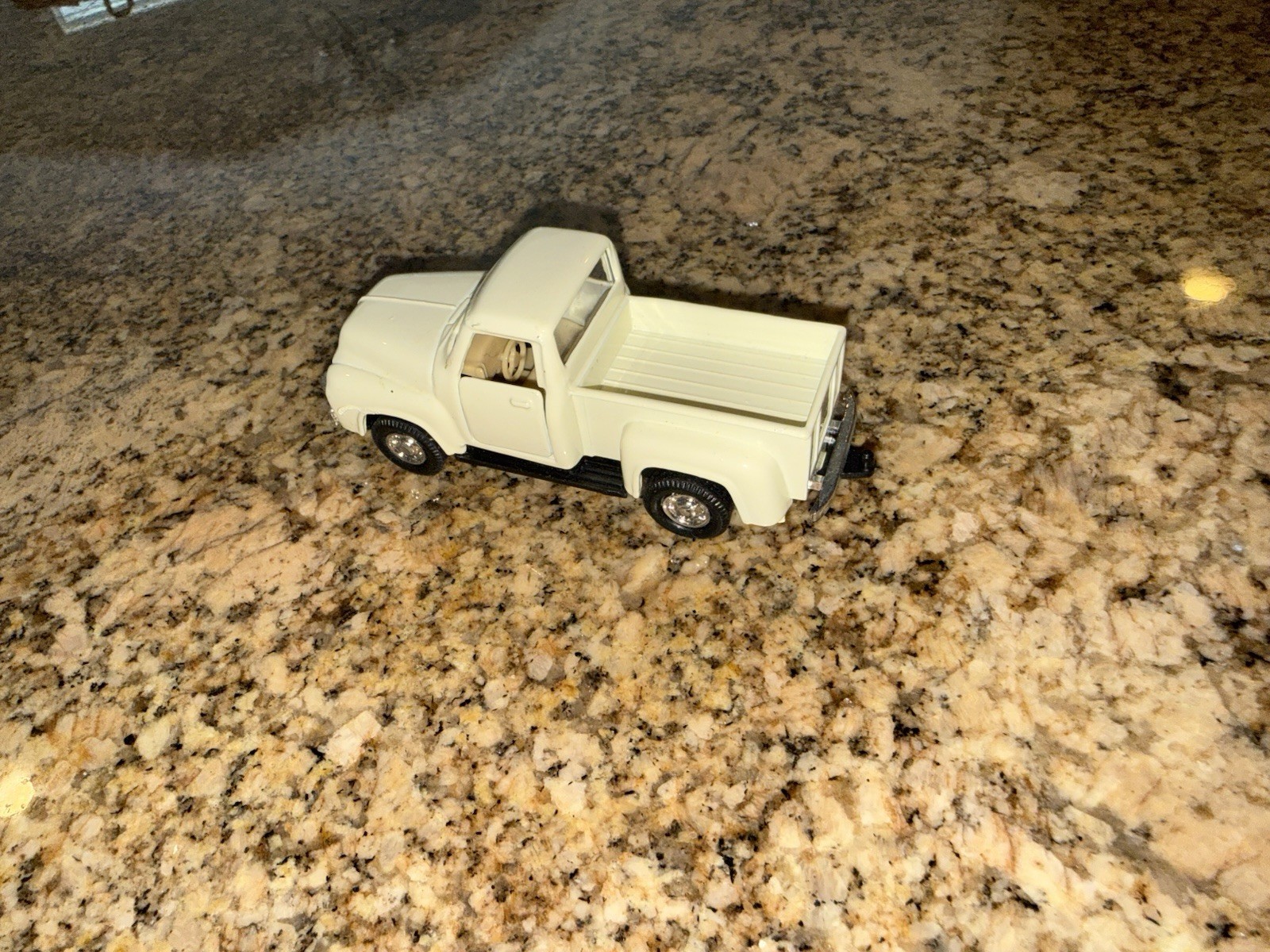 Kinsmart – 1:38 Scale Model 1956 Ford F-100 Pickup White (BBKT5385DW)