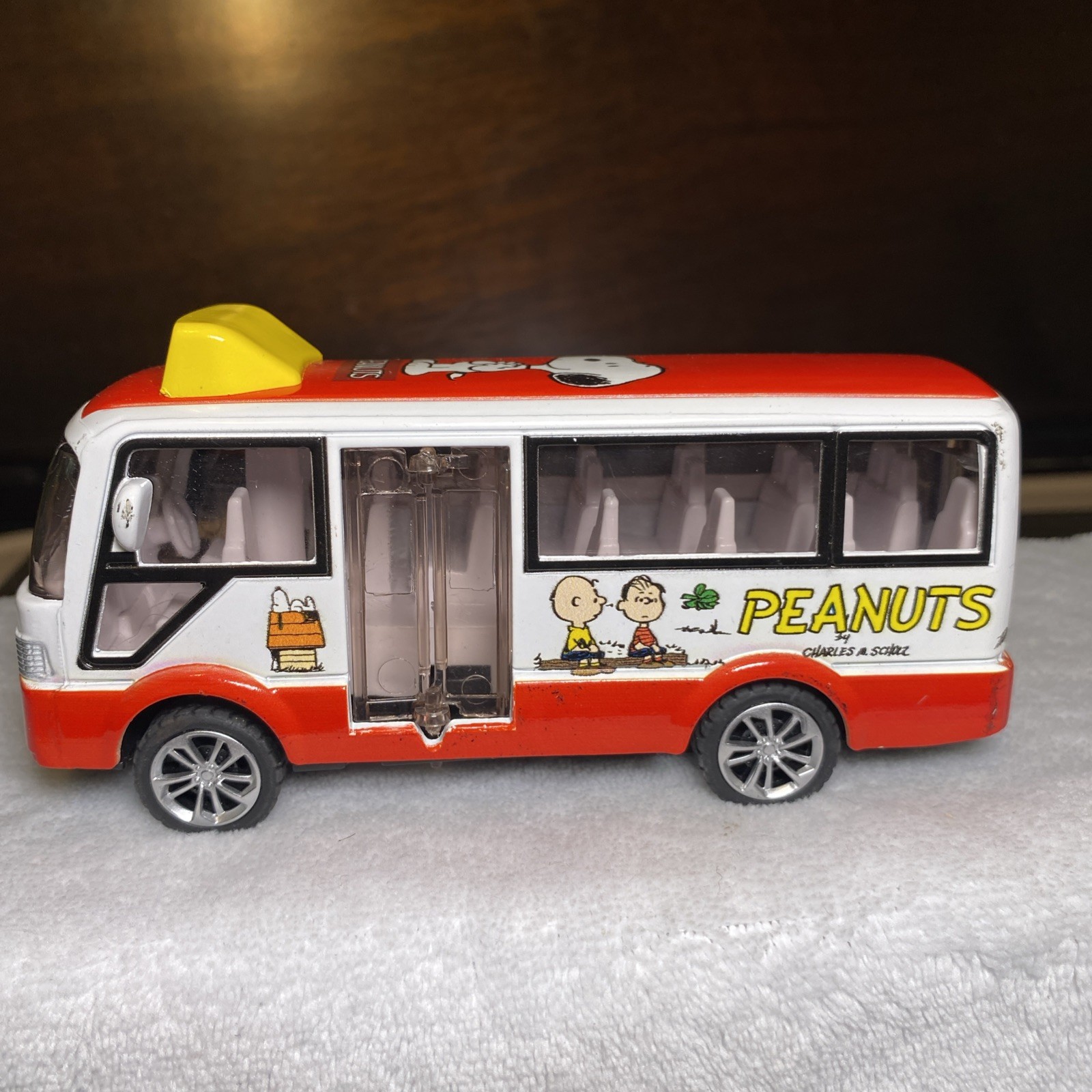 Peanuts Diecast Gang School Bus Red / White Pull Back action 51/2″