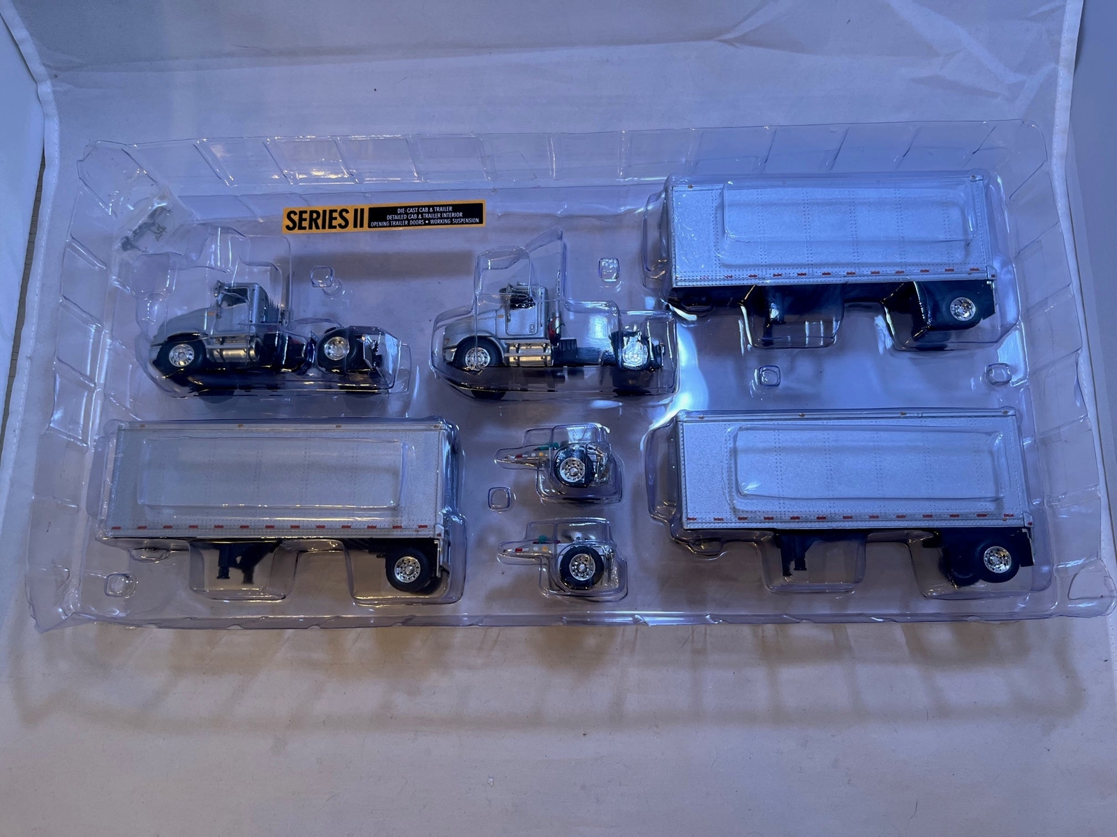 # 01029 – ERTL 1:64 International Terminal Set – 1 Pc.