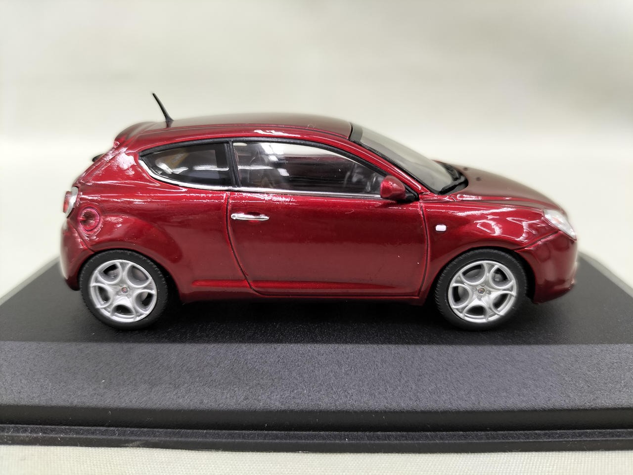 MINICHAMPS Red Metallic Alfa Mito 2009