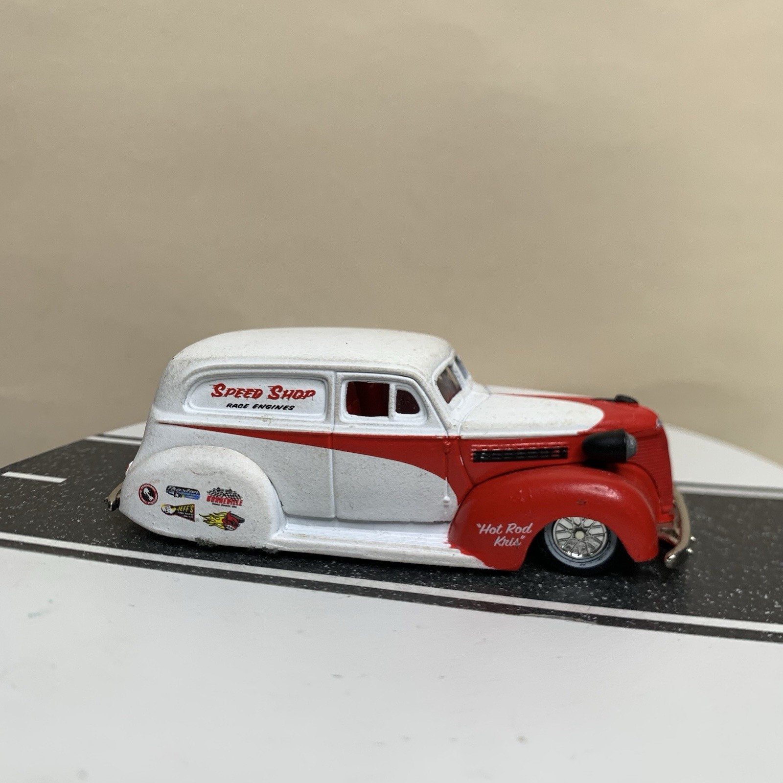 Jada Toys Road Rats Series 1939 Chevy Sedan Delivery Speed Shop White/Red 1:64