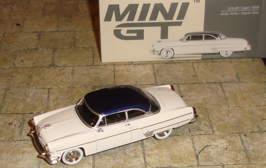 1954 LINCOLN CAPRI – ARCTIC WHITE/ATLANTIC BLUE – 1:64 SCALE – MINI GT