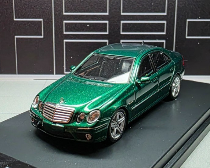 King Model 1:64 Mercedes-Benz E63 AMG W211 Dark Green Metallic/Black LOOK!