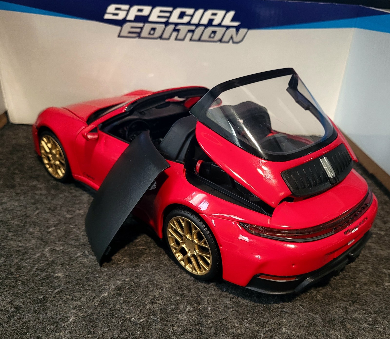 Porsche 911 Targa 4 GTS 1:18 Maisto Diecast Model Red Gold Removable Top