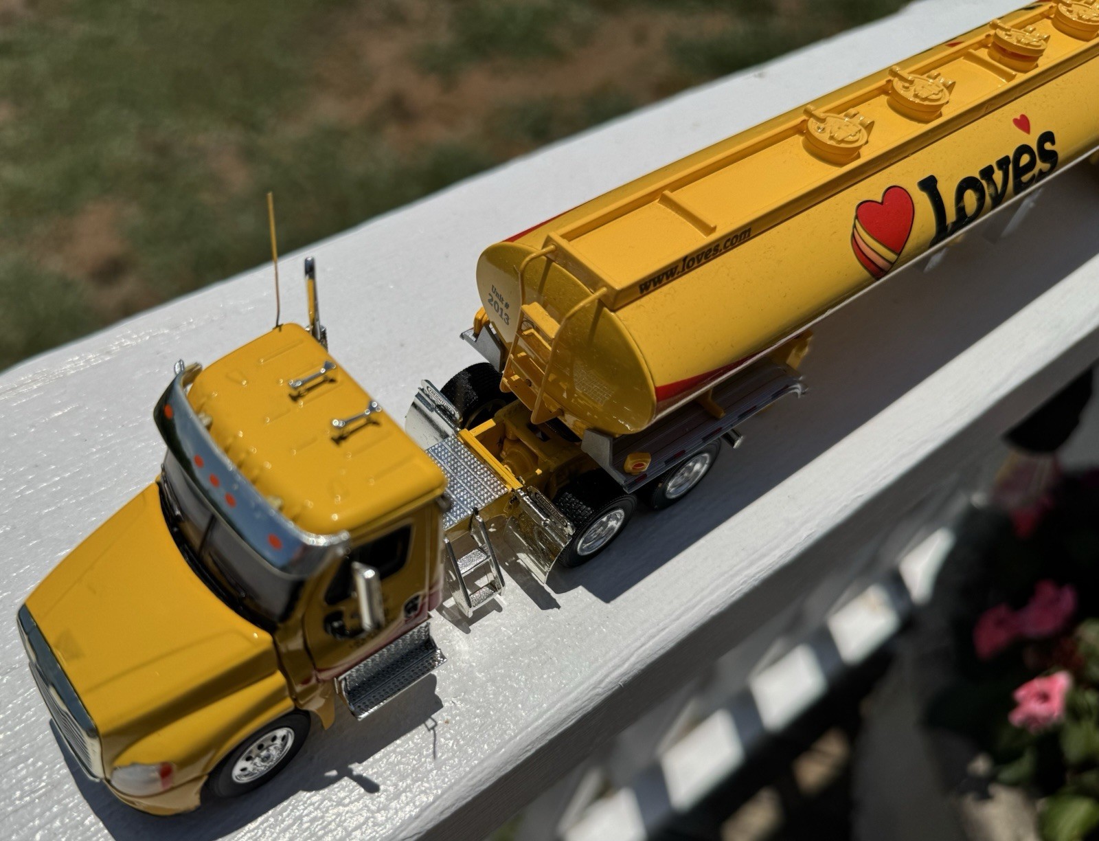 Tonkin 1/53 Loves Freightliner Cascadia Day Cab Fuel Tanker Semi Limited Edition