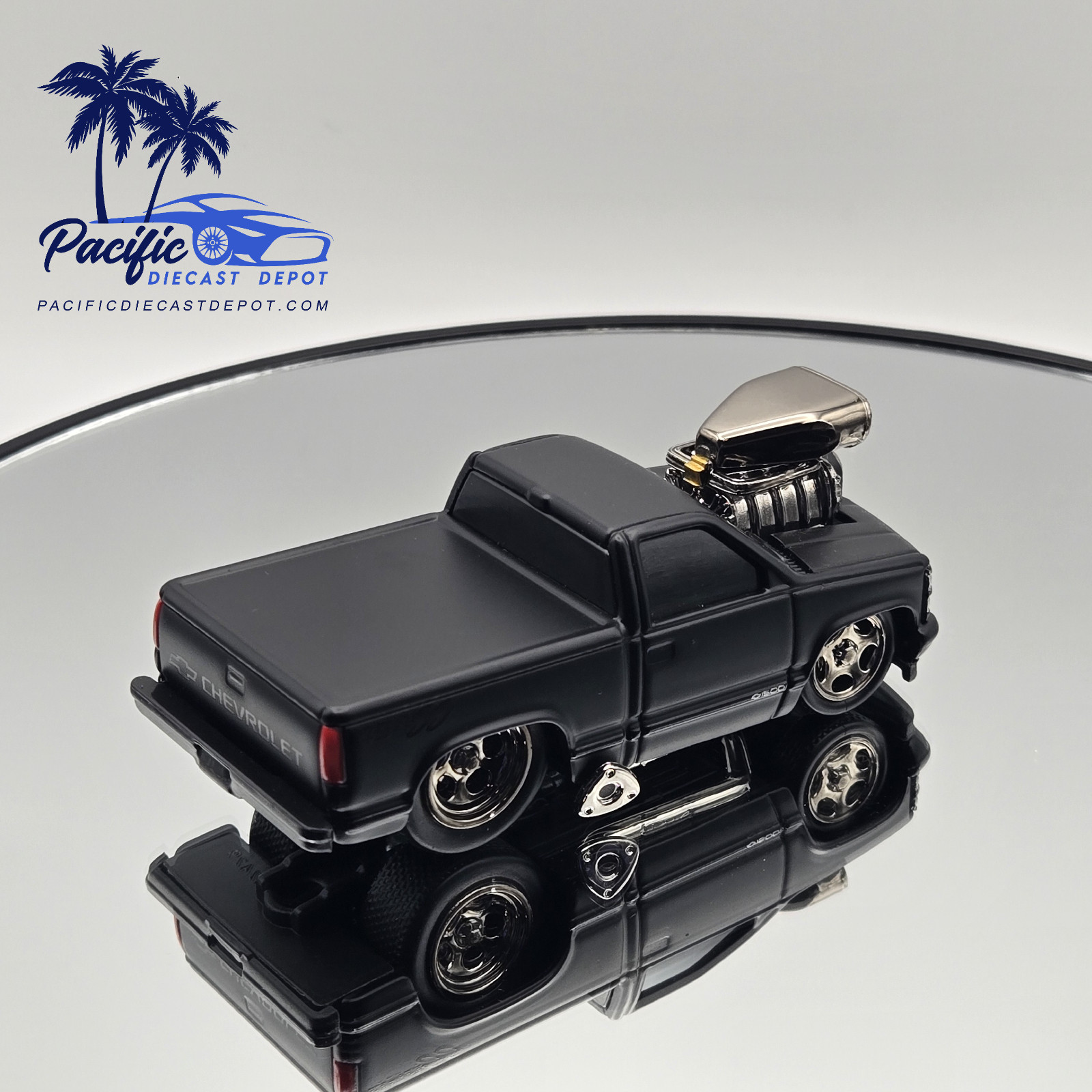 1993 Chevrolet 454 SS Pickup Truck 1/ 64 Blackout Edition Muscle Machines Stand