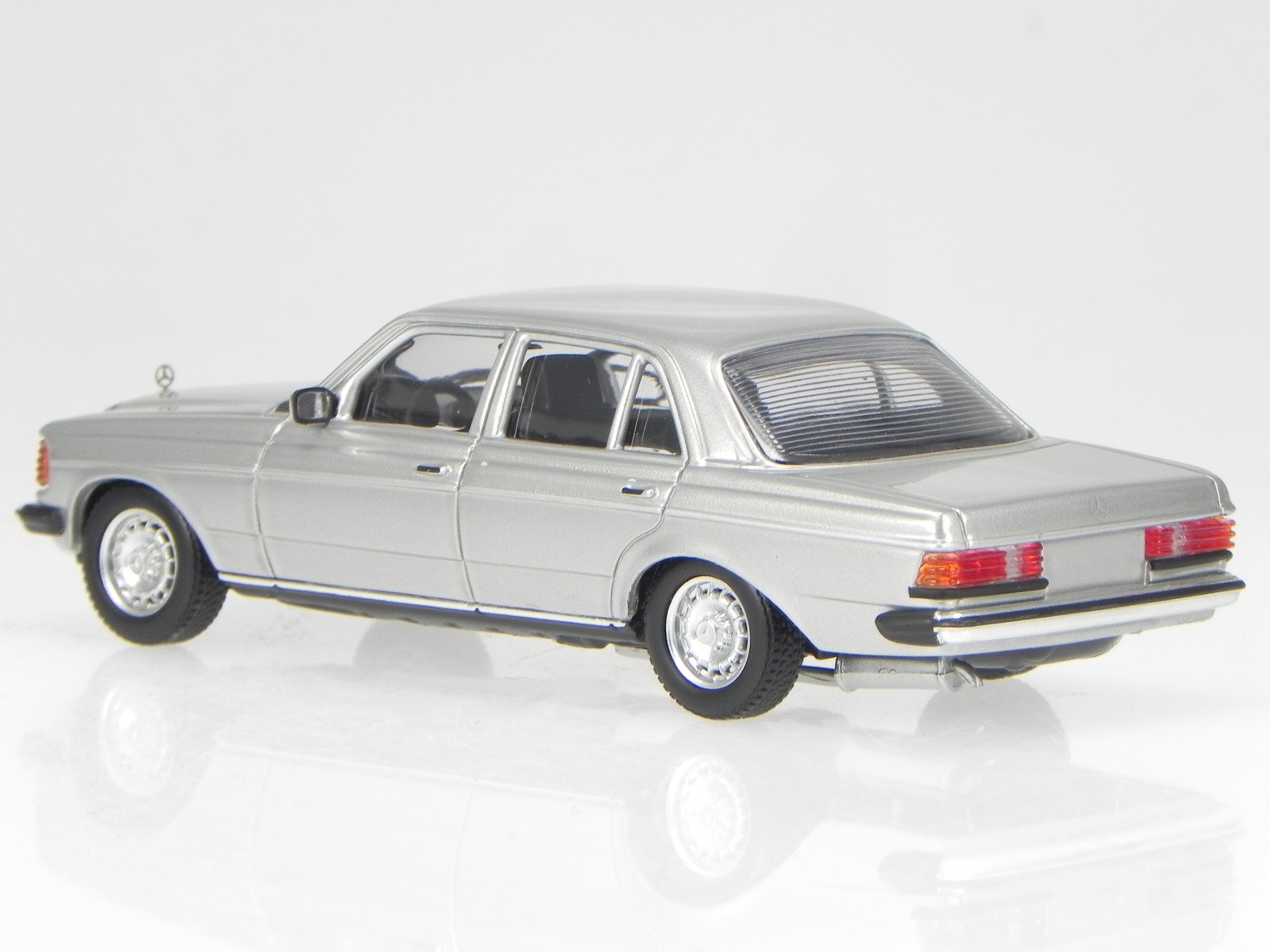 Mercedes W123 230E 1982 silver diecast modelcar 940032202 Maxichamps 1:43