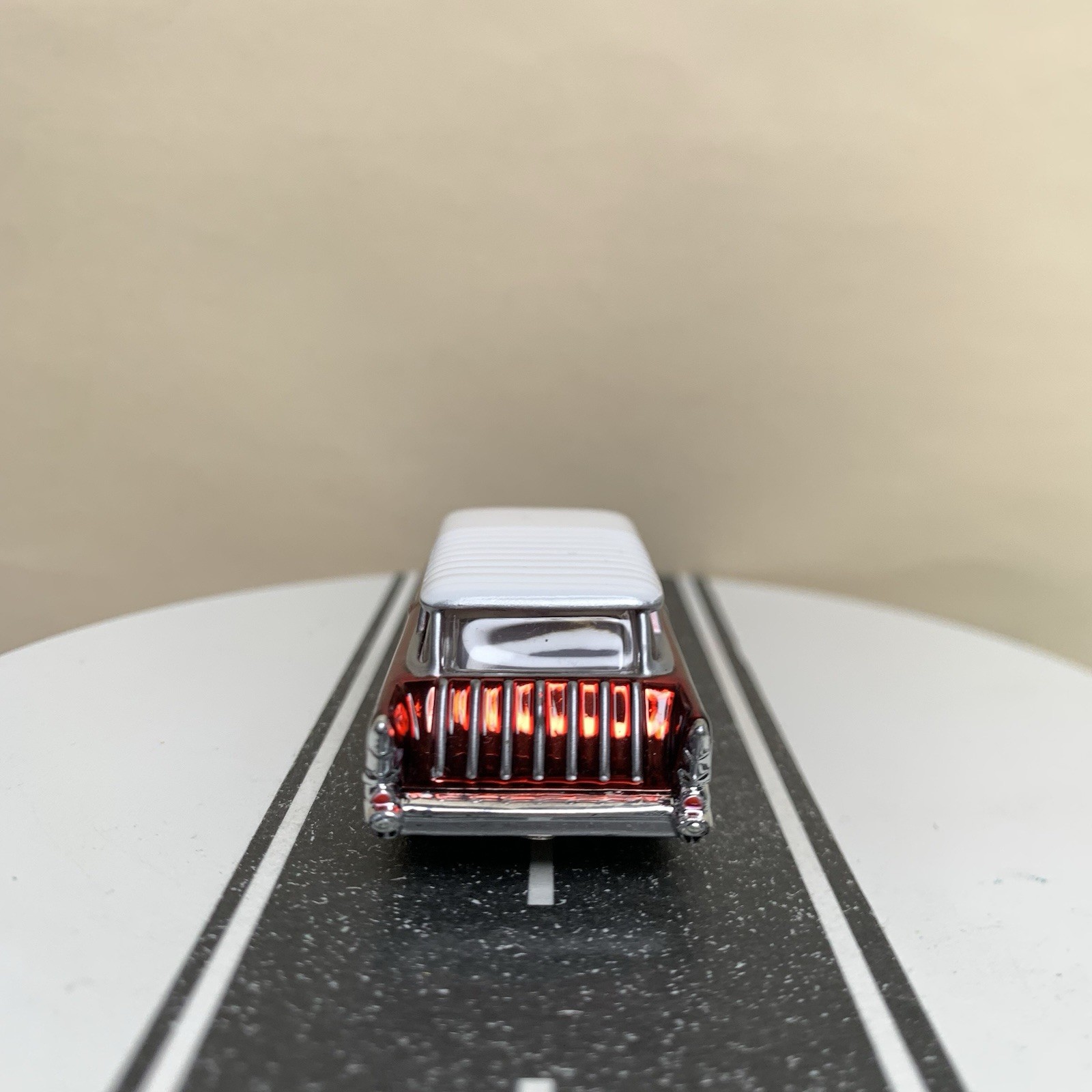 2002 Johnny Lightning Holiday Classics 1957 Chevy Nomad Wagon Red Chrome 1:64 NM