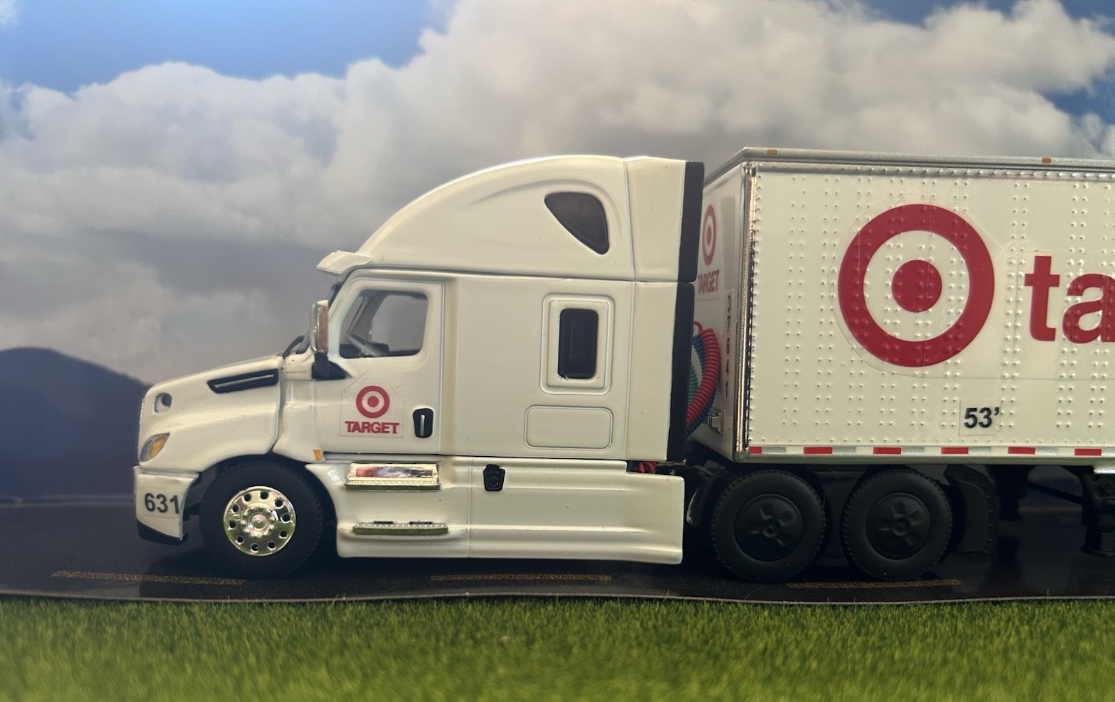 Dcp Freightliner Cascadia Gen5…Regional Target Delivery 1/64
