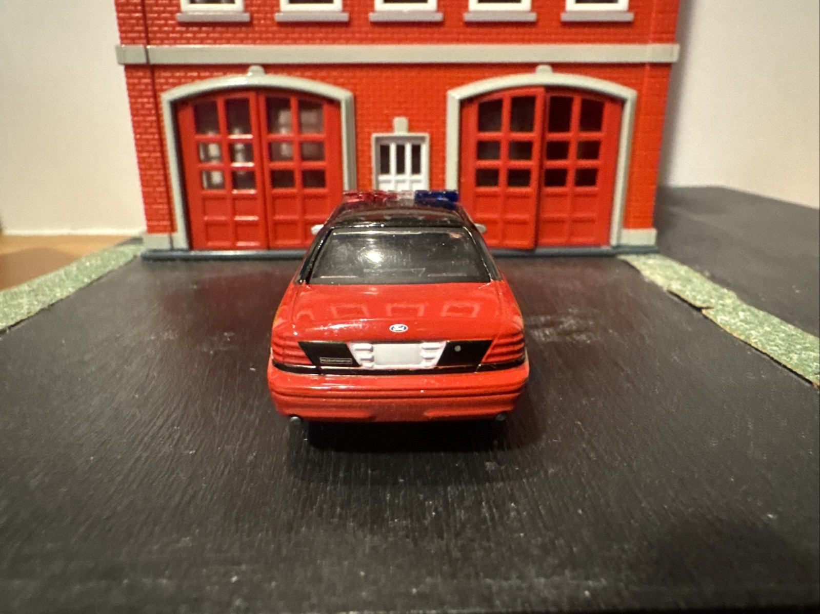Greenlight Hot Pursuit Chicago Fire Dept Ford Crown Victoria Police 1:64 Diecast