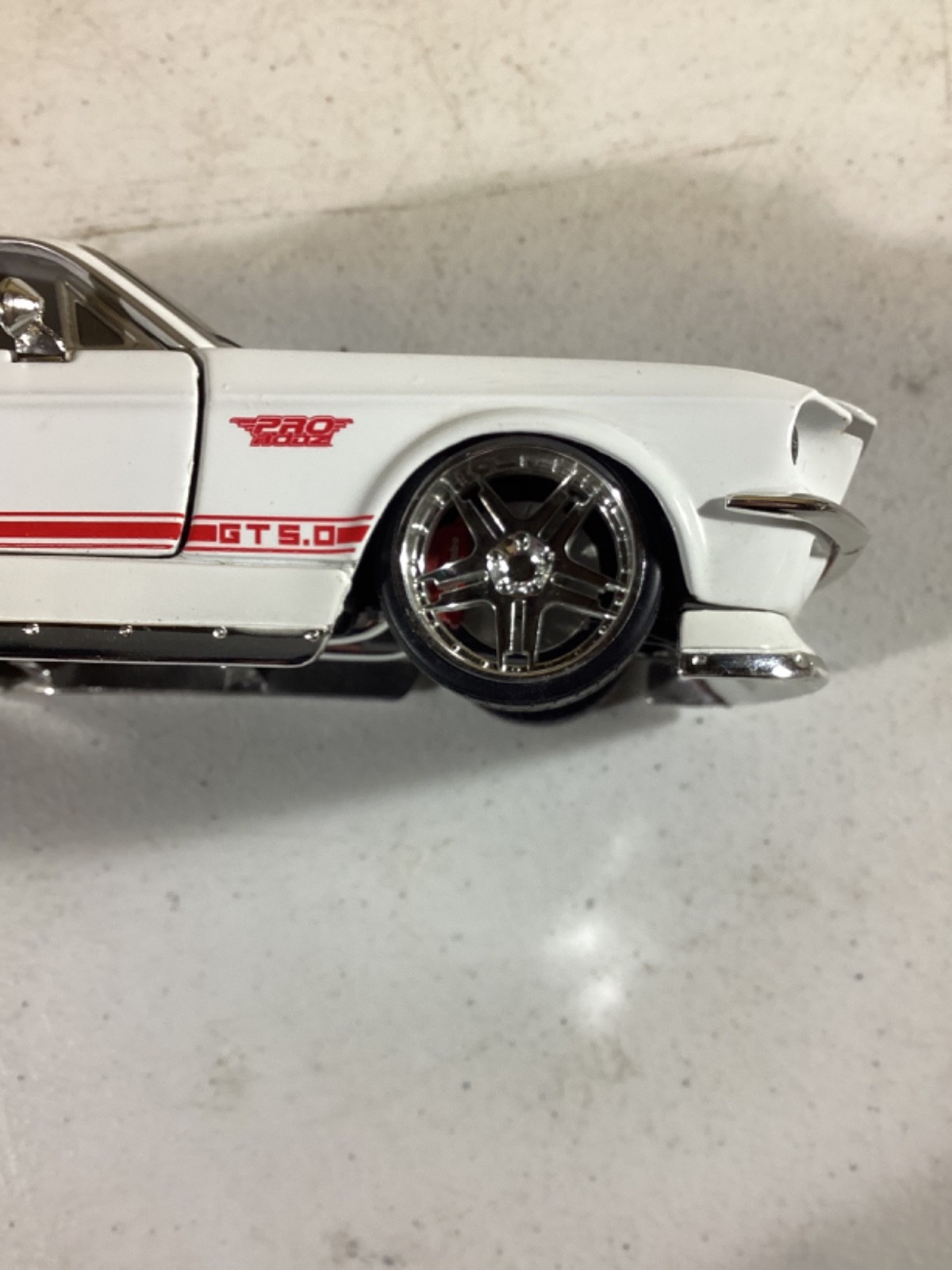Maisto 1967 Ford Mustang GT 1:24 Diecast Model Car White/Red *No Box