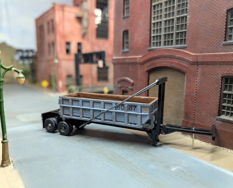Custom Built 1/87 HO Scale Roll Off Semi Trailer & Dumpster. 3D Printed Models.