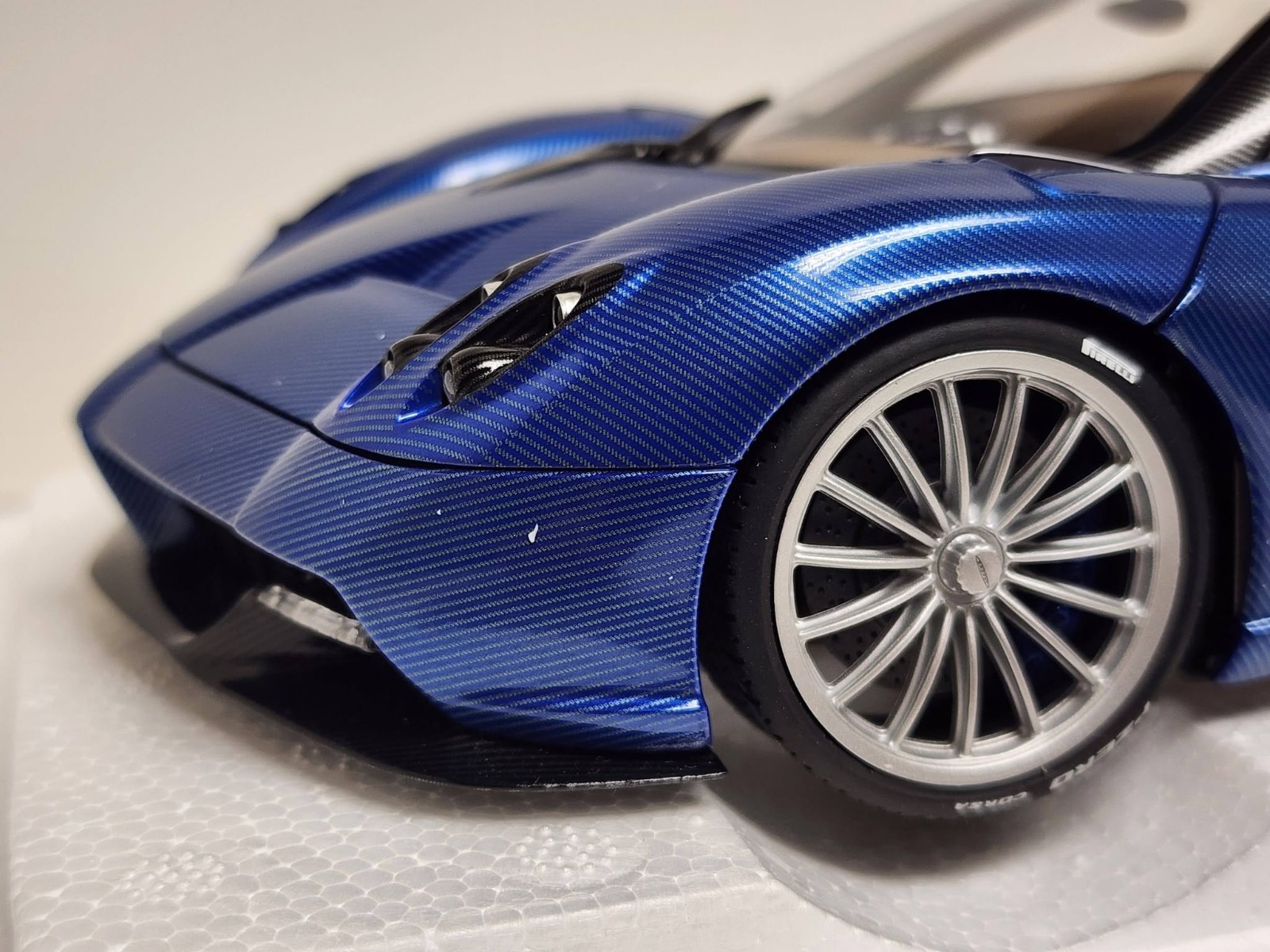 AUTOart 1:18 diecast car – Pagani Huayra Roadster (BLU Tricolore Carbon Fiber).