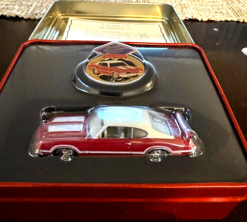 NOS 2005 JOHNNY LIGHTNING COLLECTOR CLUB 1971 OLDS 442 W-30 1:64 SCALE