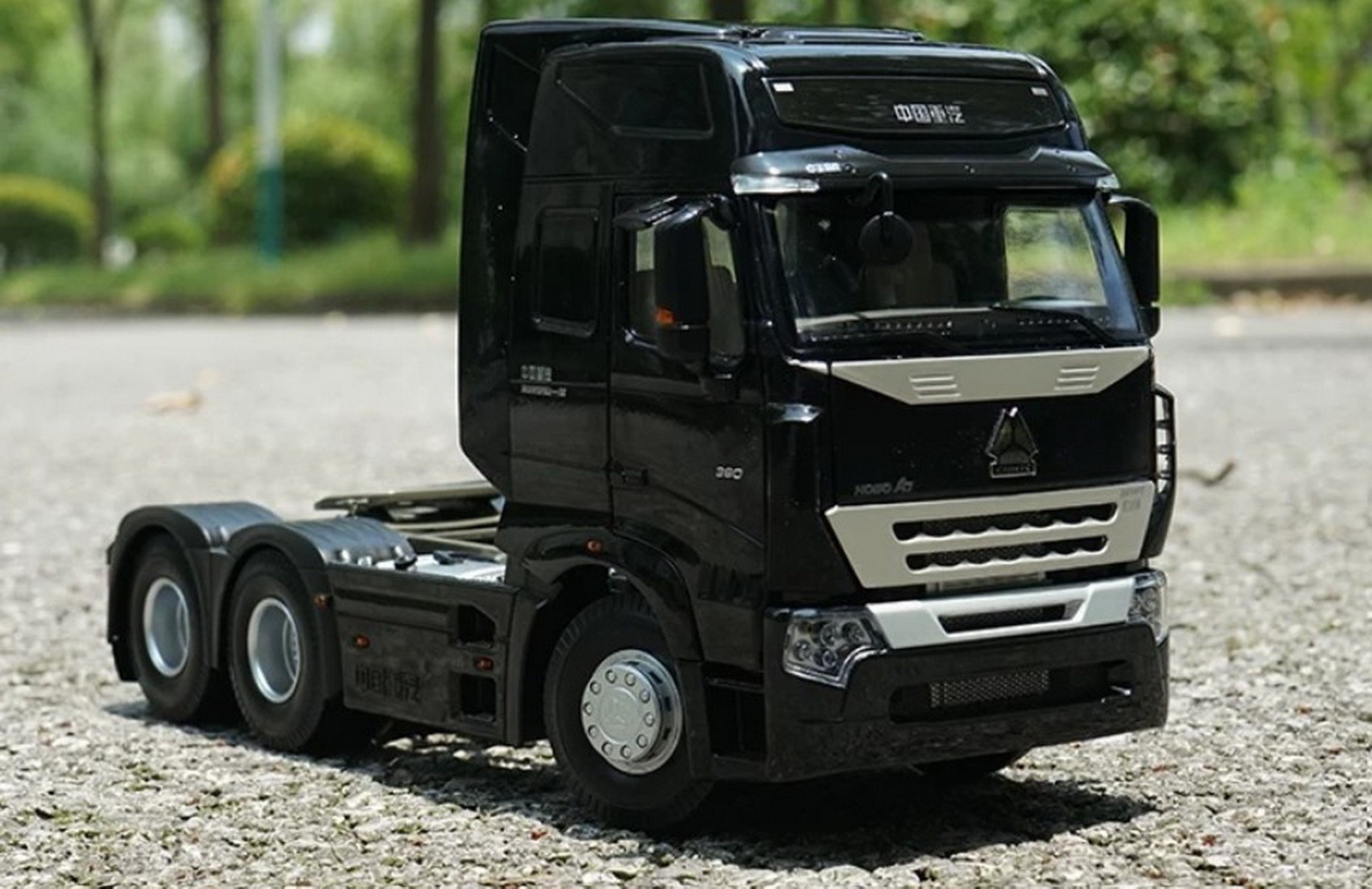 1/24 Scale HOWO A7 Tractor Truck Black Diecast Model Toy Collection Gift