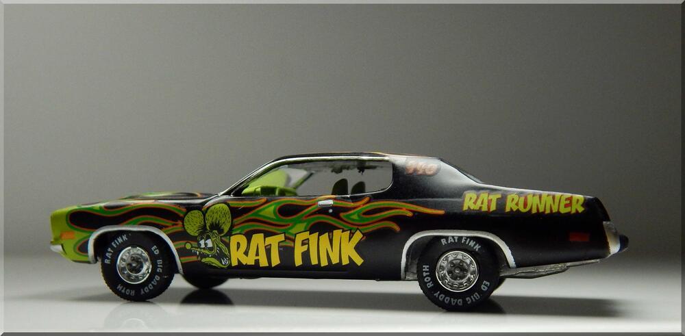 Auto World Plymouth Road Runner 1974 Rat Fink 1/64