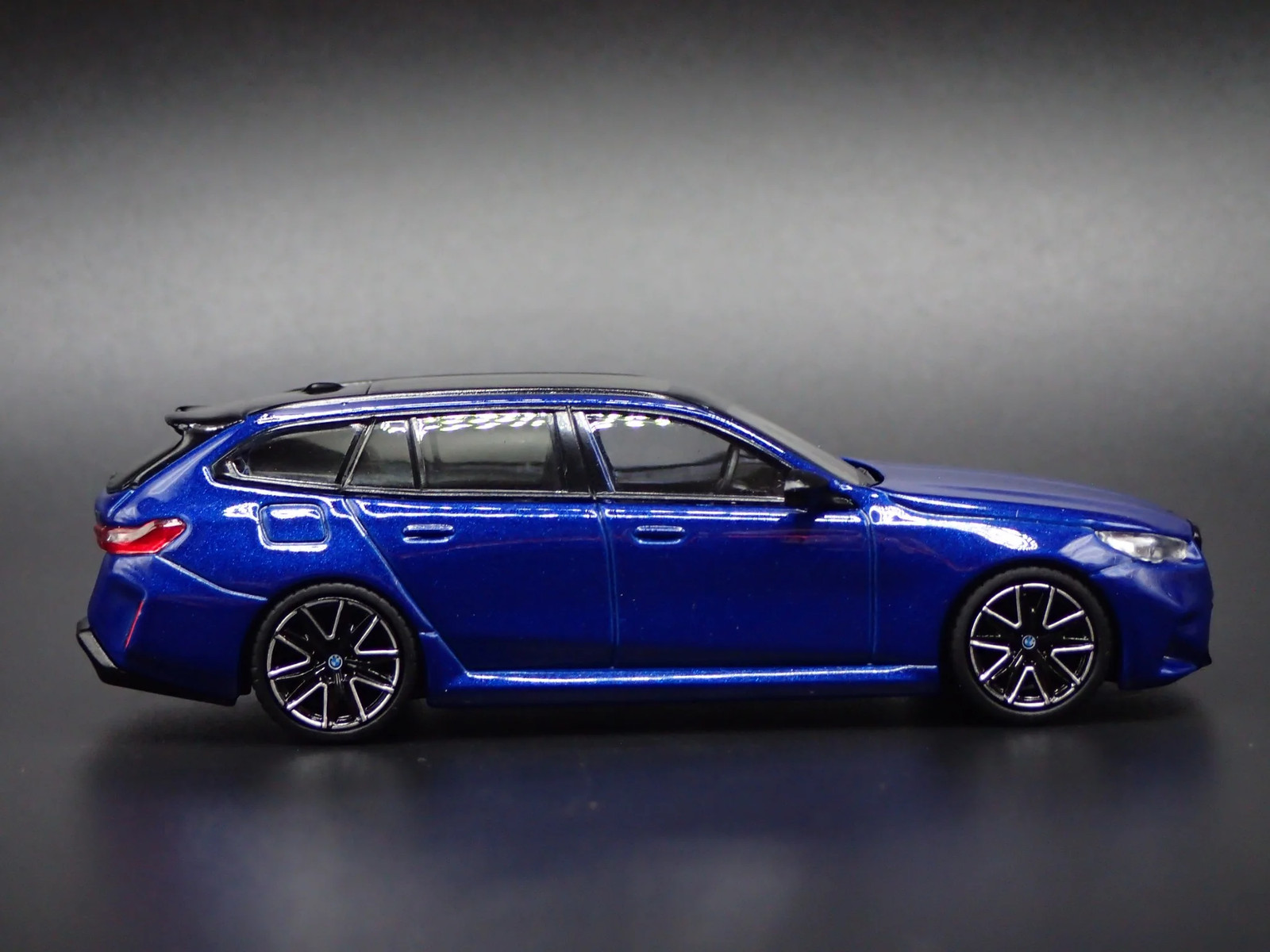 BMW M5 TOURING STATION WAGON BLUE 1/64 SCALE DIORAMA DIECAST MODEL CAR