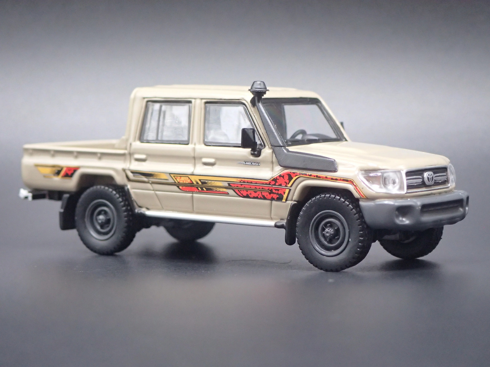 TOYOTA LAND CRUISER 70 SERIES DOUBLE CAB LC79 TRUCK 1/64 SCALE DIECAST MODEL CAR